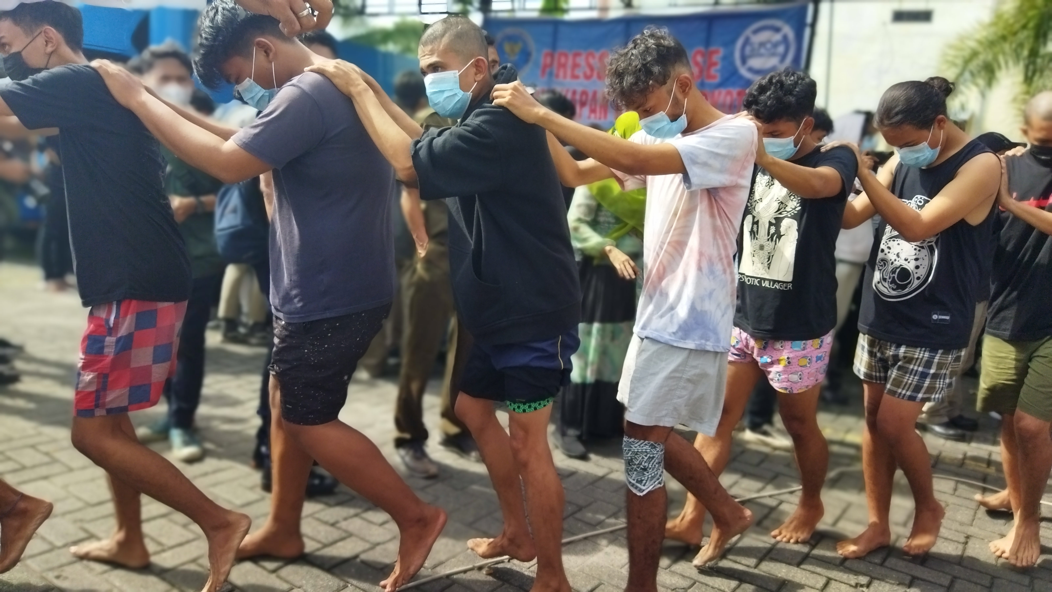 Mahasiswa USU dan pemuda dari luar kampus yang ditangkap saat pesta ganja di FIB USU, digelandang petugas di Kantor BNN Sumut, Senin (11/10)