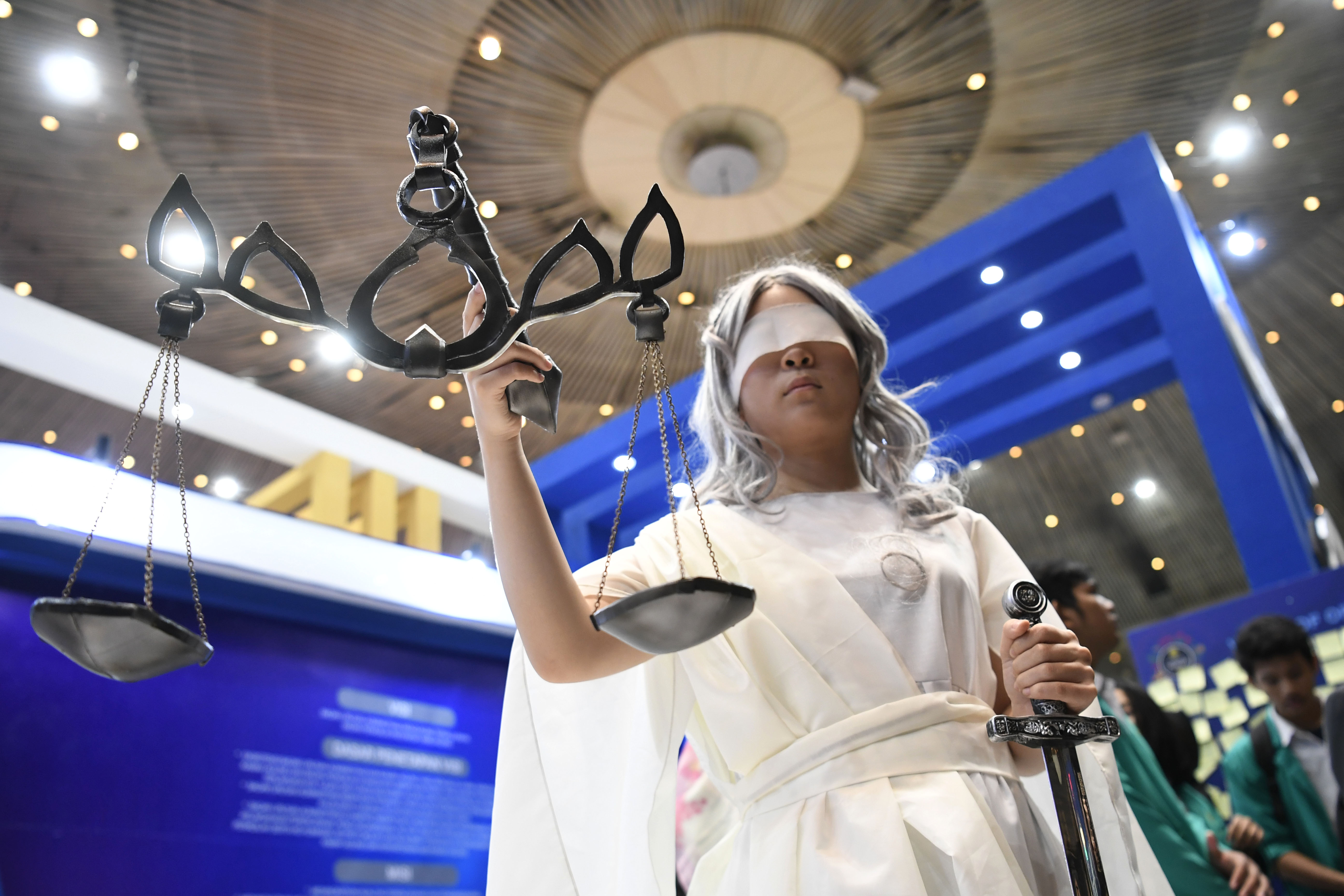 Ilustrasi: Aksi memerankan Dewi keadilan