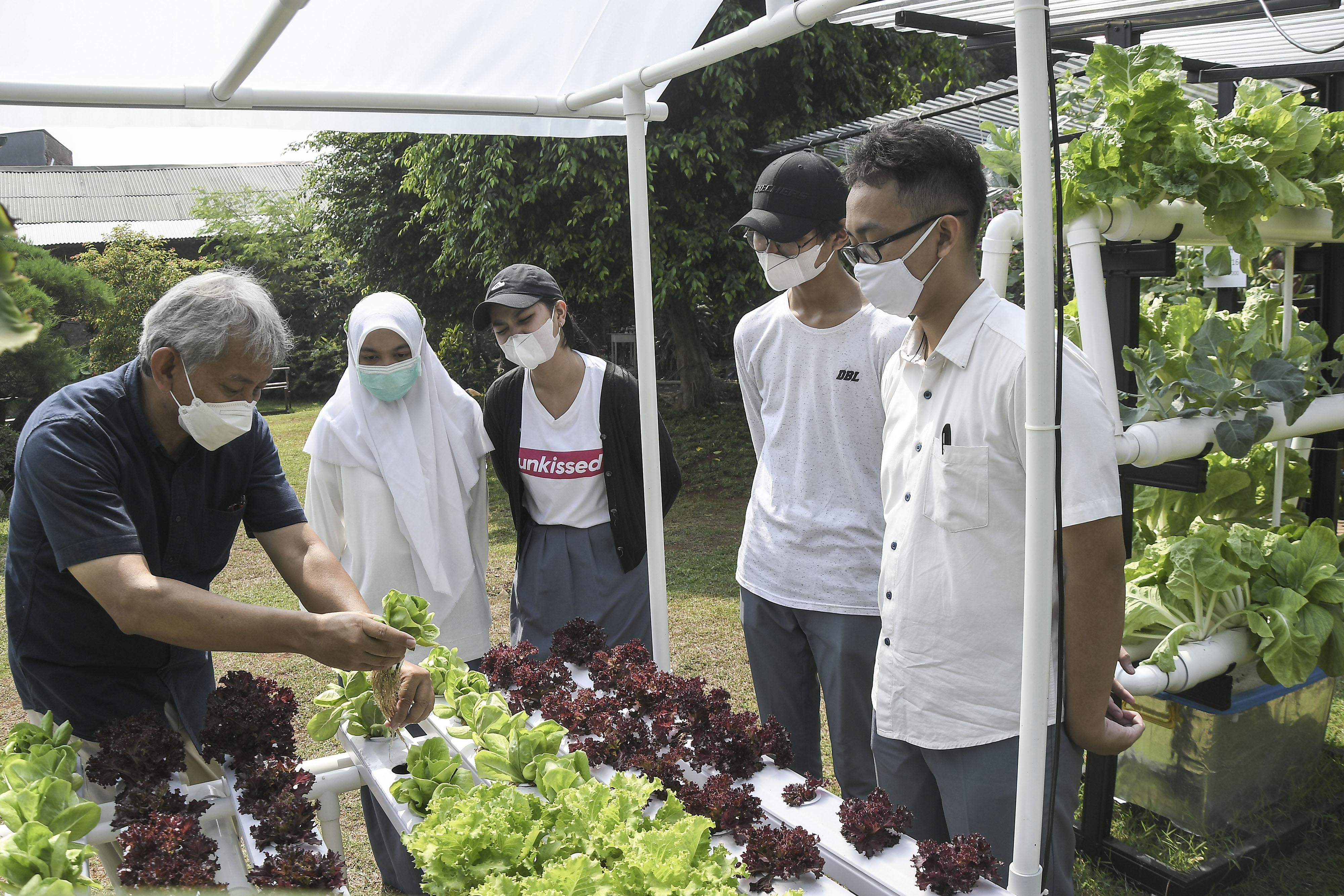 Pelajar SMA Nassa School mendengarkan penjelasan Guru tamu tentang bercocok tanam hidroponik di Bekasi, Jawa Barat, Senin (11/10/2021)