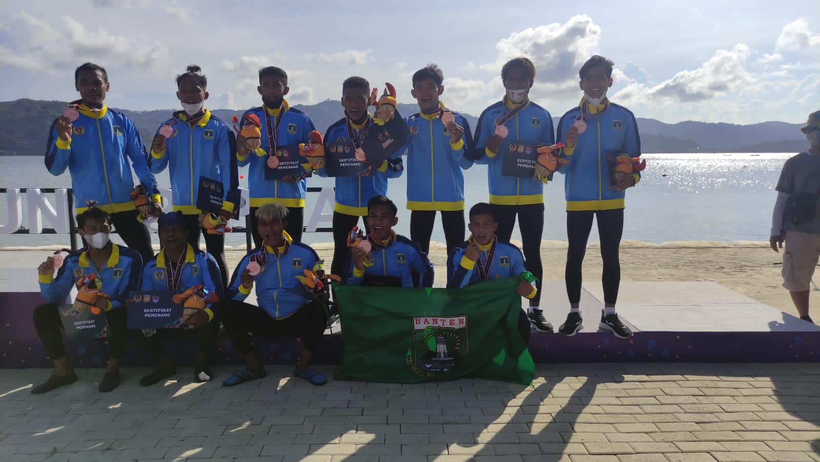 Tim dayung disiplin perahu naga Banten saat meraih perunggu di PON XX Papua