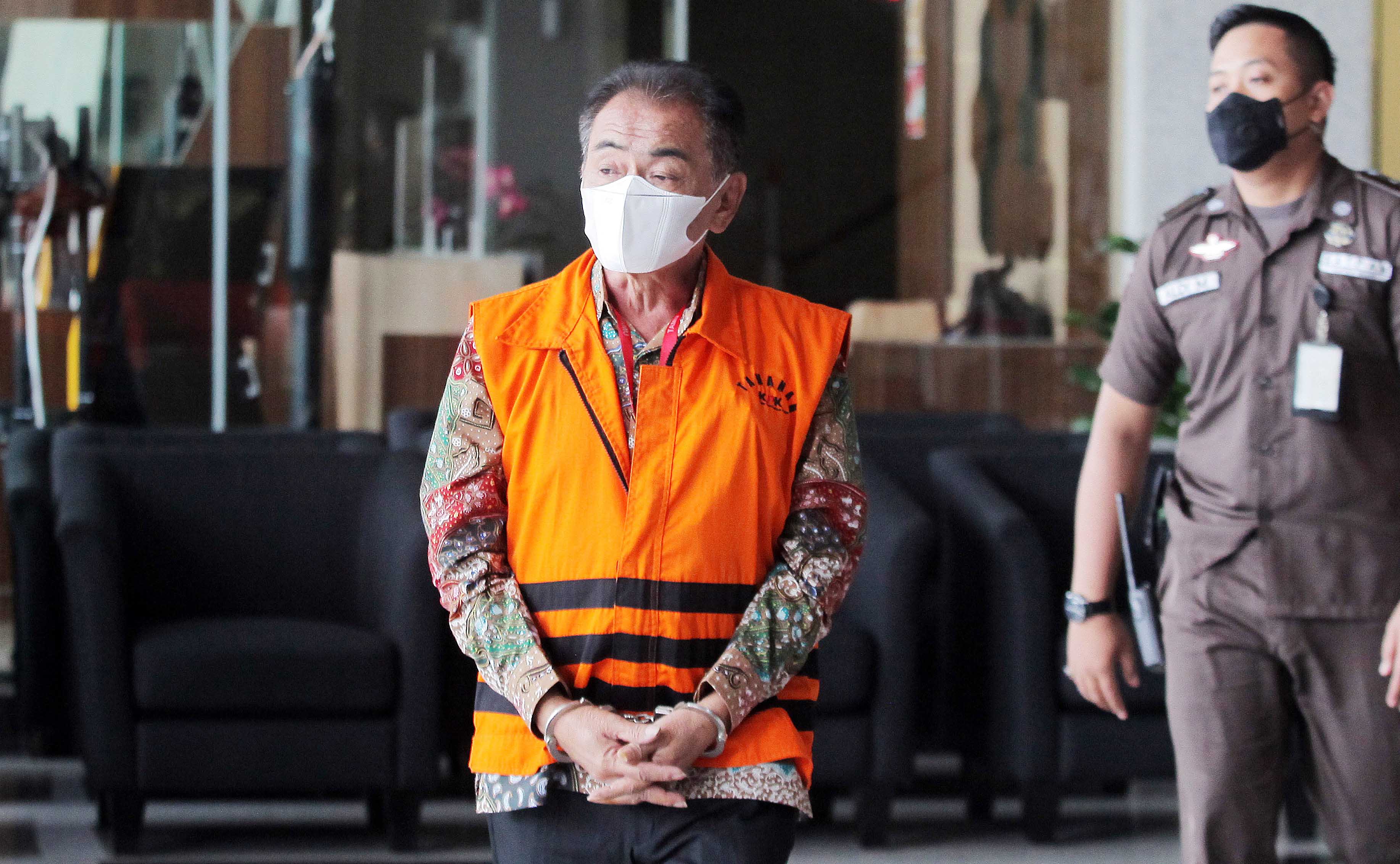 Tersangka Bupati nonaktif Banjarnegara Budhi Sarwono (kiri).