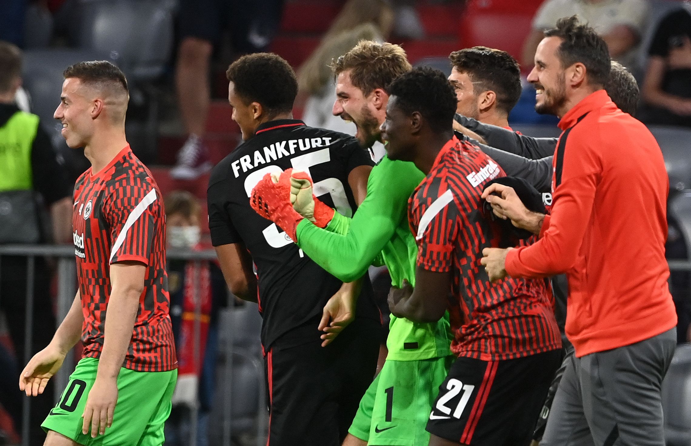 Para pemain Frankfurt merayakan keberhasilan mereka mengalahkan Bayern Muenchen di laga Bundesliga.