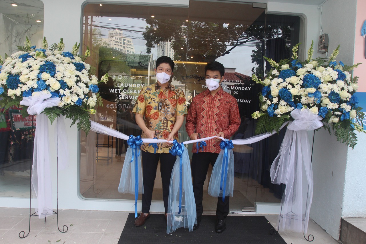CEO PT Choayo Sukses Sejahtera, Alvin (kiri) dan Brand Marketing PT  Choayo Sukses Sejahtera, Candra (kanan) meresmikan gerai ke-6.