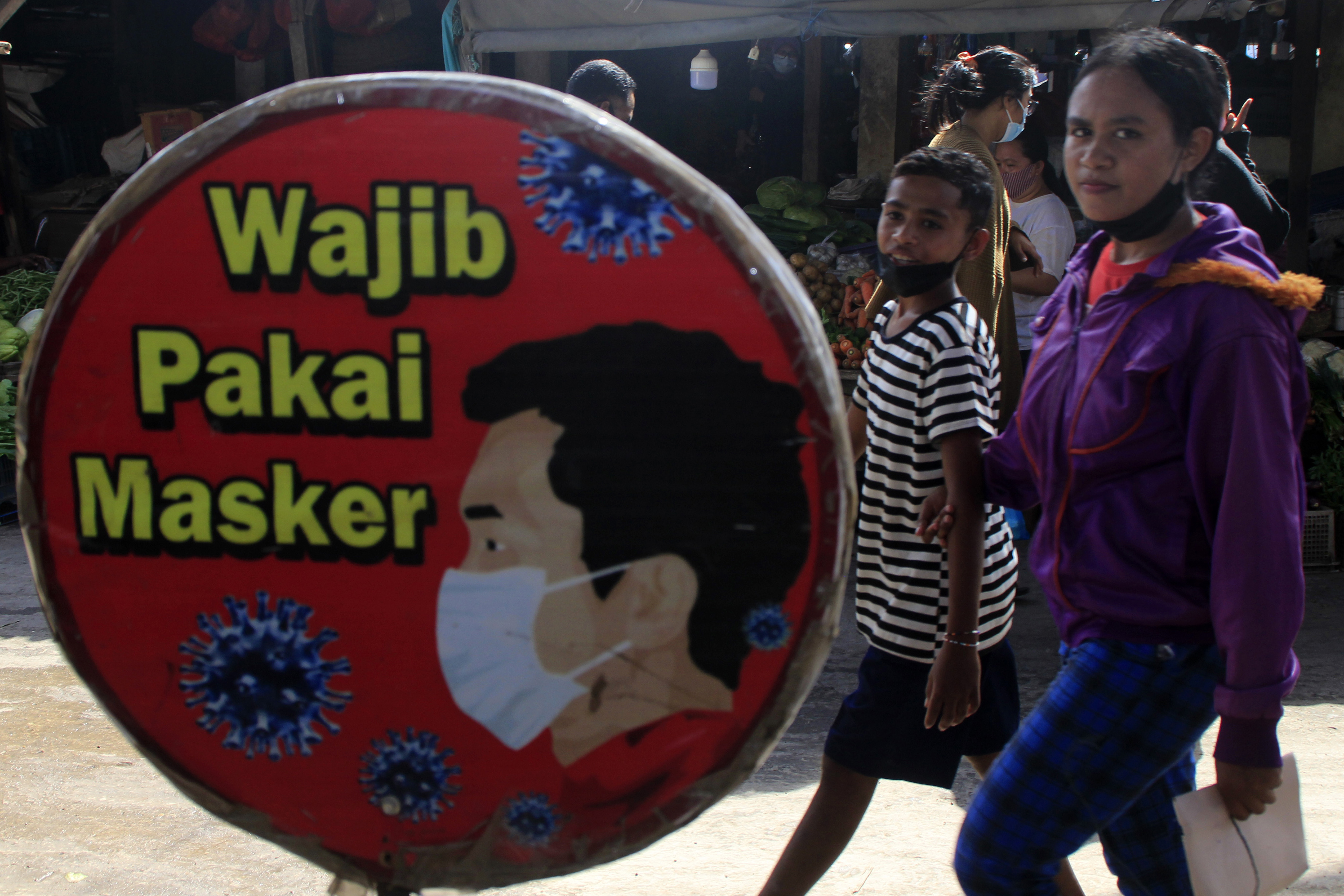 Imbauan memakai masker di salah satu pasar di Kupang, NTT. 