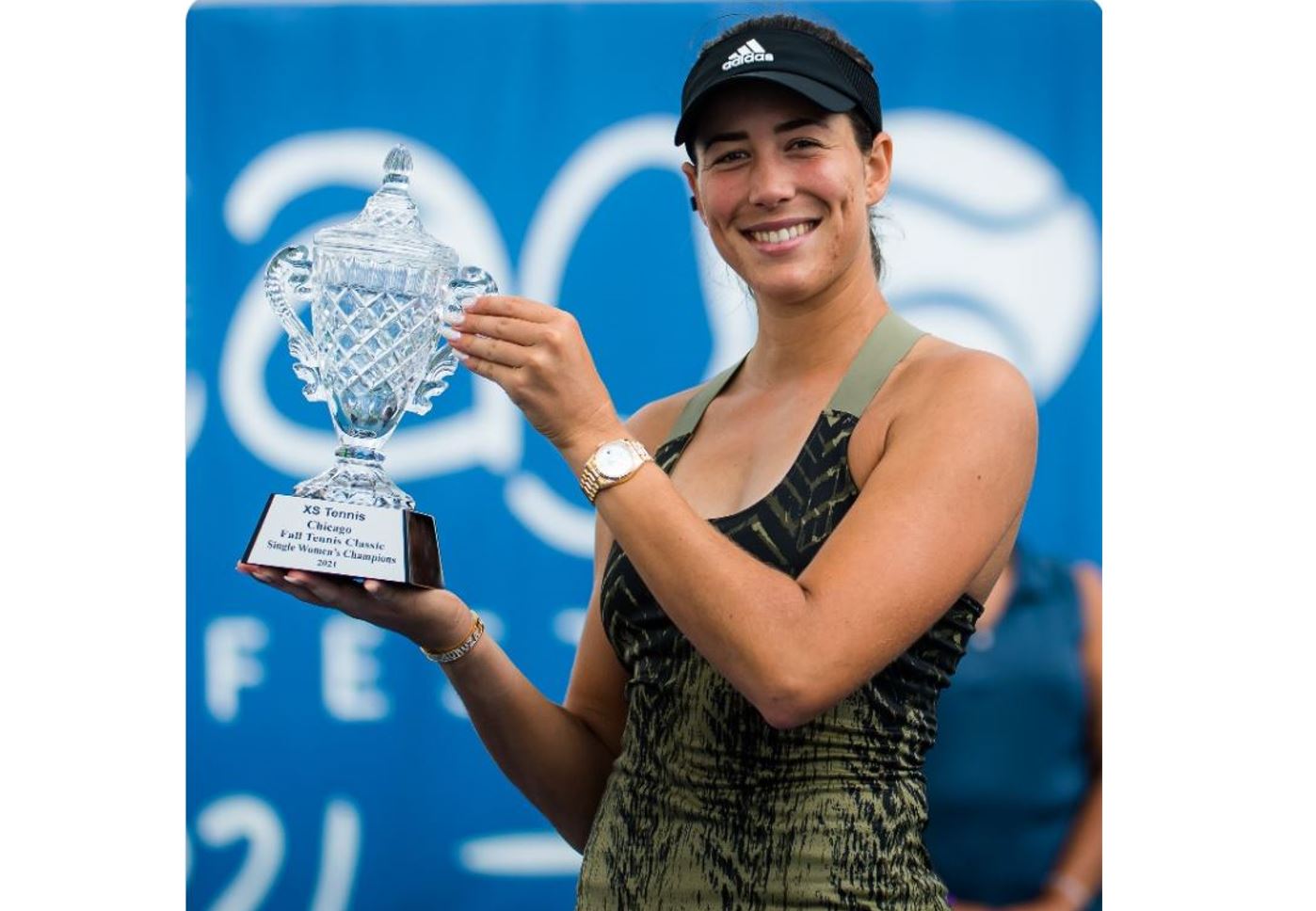 Petenis Spanyol Garbine Muguruza memamerkan trofi Chicago Fall Classic.  