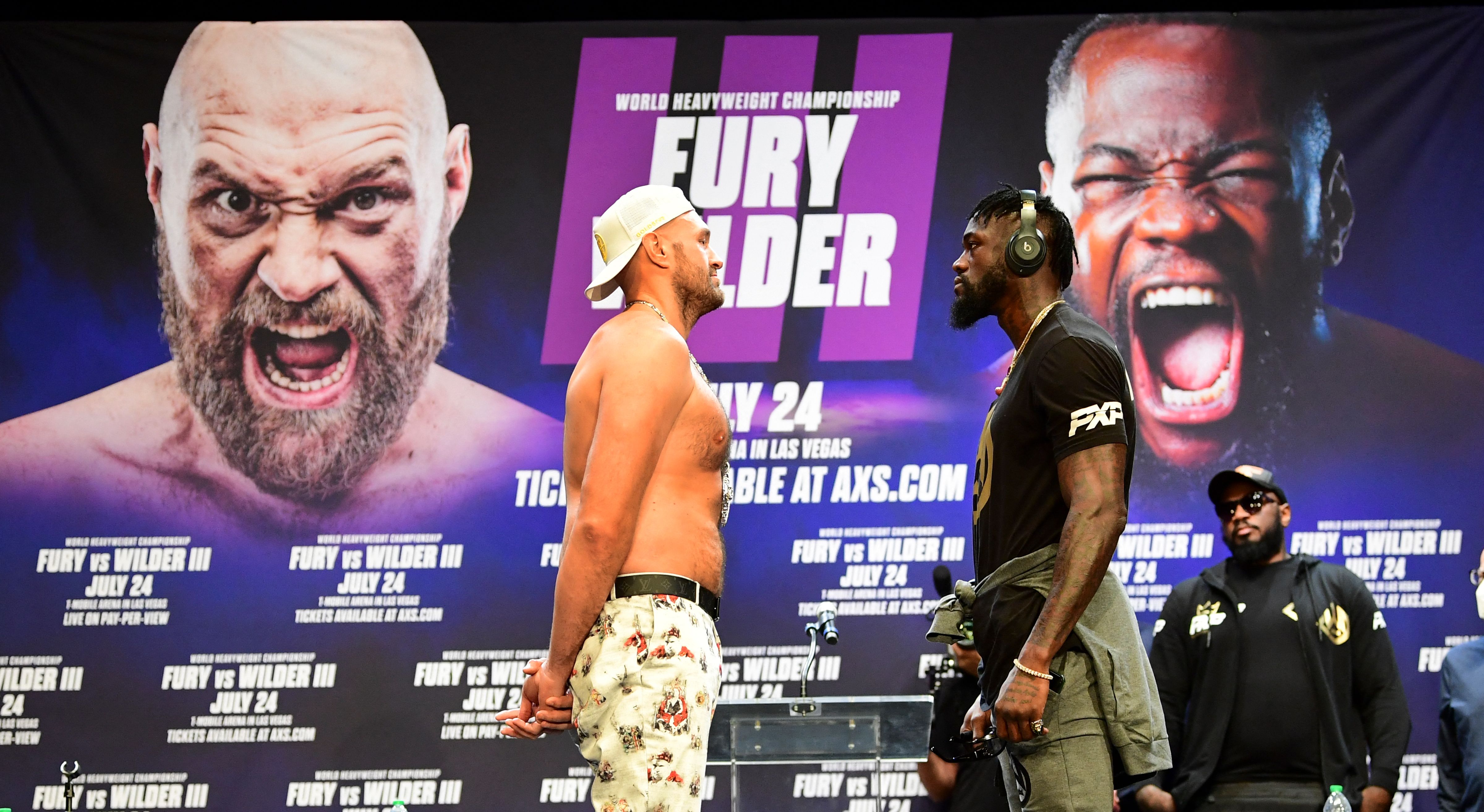 Pertemuan Tyson Fury (kiri) dan Deontay Wilder (kanan)