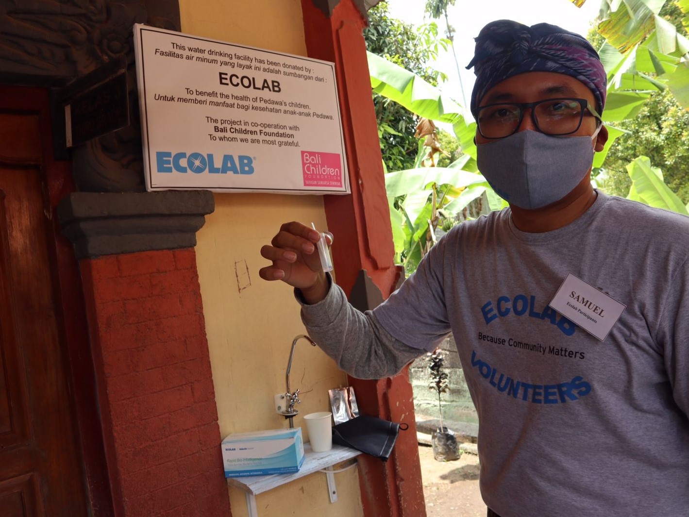 Tim Ecolab mengadopsi 3 dari 5 sekolah tersebut untuk memeriksa sarana air bersih untuk minum di sekolah tersebut dan menemukan koliform.