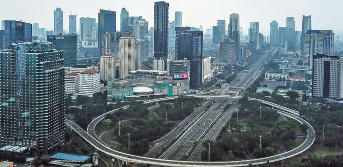 Foto udara kawasan pusat bisnis di Jakarta yang lengang saat pemberlakuan pembatasan sosial berskala besar (PSBB), Jumat (10/4/2020). 