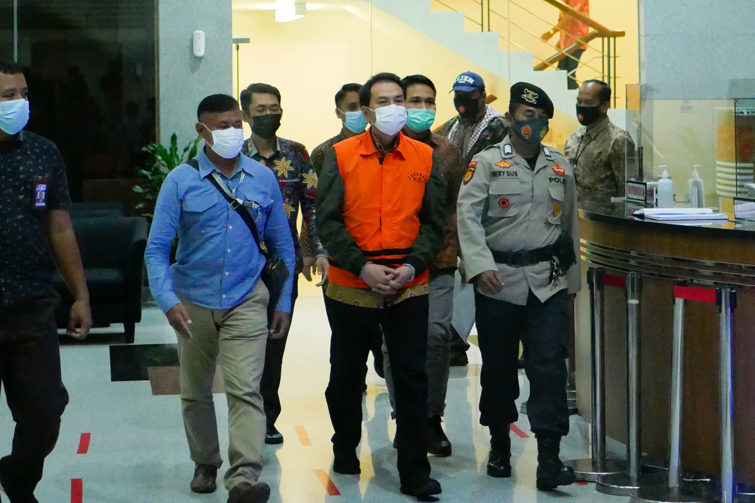 Mantan Wakil Ketua DPR Azis Syamsuddin memakai rompi oranye