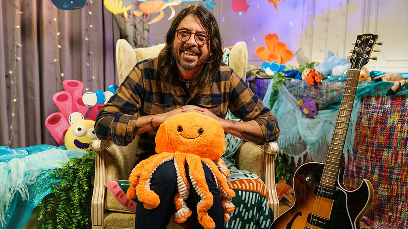 Dave Grohl saat membacakan cerita pengantar tidur di CBeebies.
