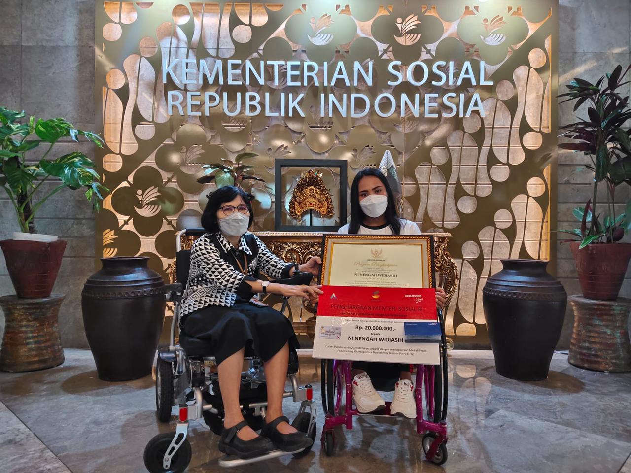 Direktur Rehabilitasi Sosial Penyandang Disabilitas (RSPD), Eva Rahmi Kasim bersama Ni Nengah Widiasih.