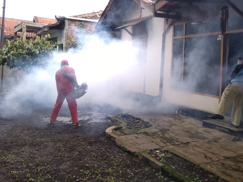 Petugas melakukan pengasapan (fogging) di Kelurahan Cibabat Kota Cimahi, beberapa waktu lalu.