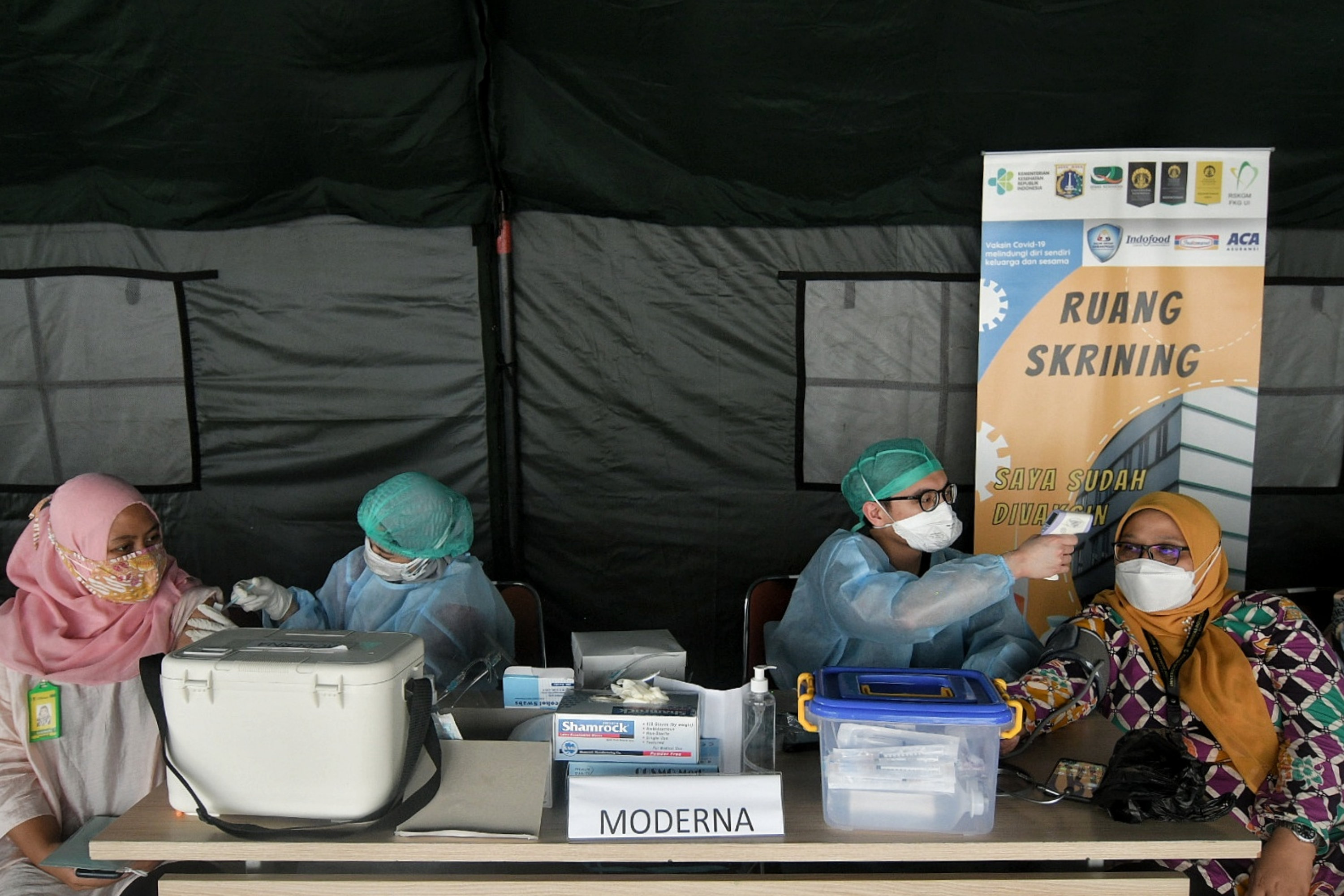 Petugas menyuntikan vaksin Covid-19 Moderna di RS Khusus Gigi dan Mulut FKG Universitas Indonesia, Salemba, Jakarta, Rabu (15/9/2021)