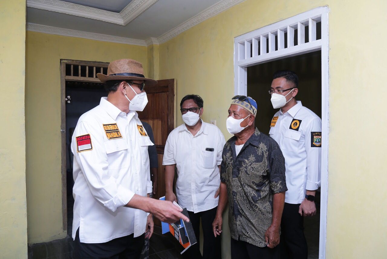 Gubernur Banten Wahidin Halim dan Wakilnya Andika Hazrumy saat menyerahkan rumah bantuan untuk warga