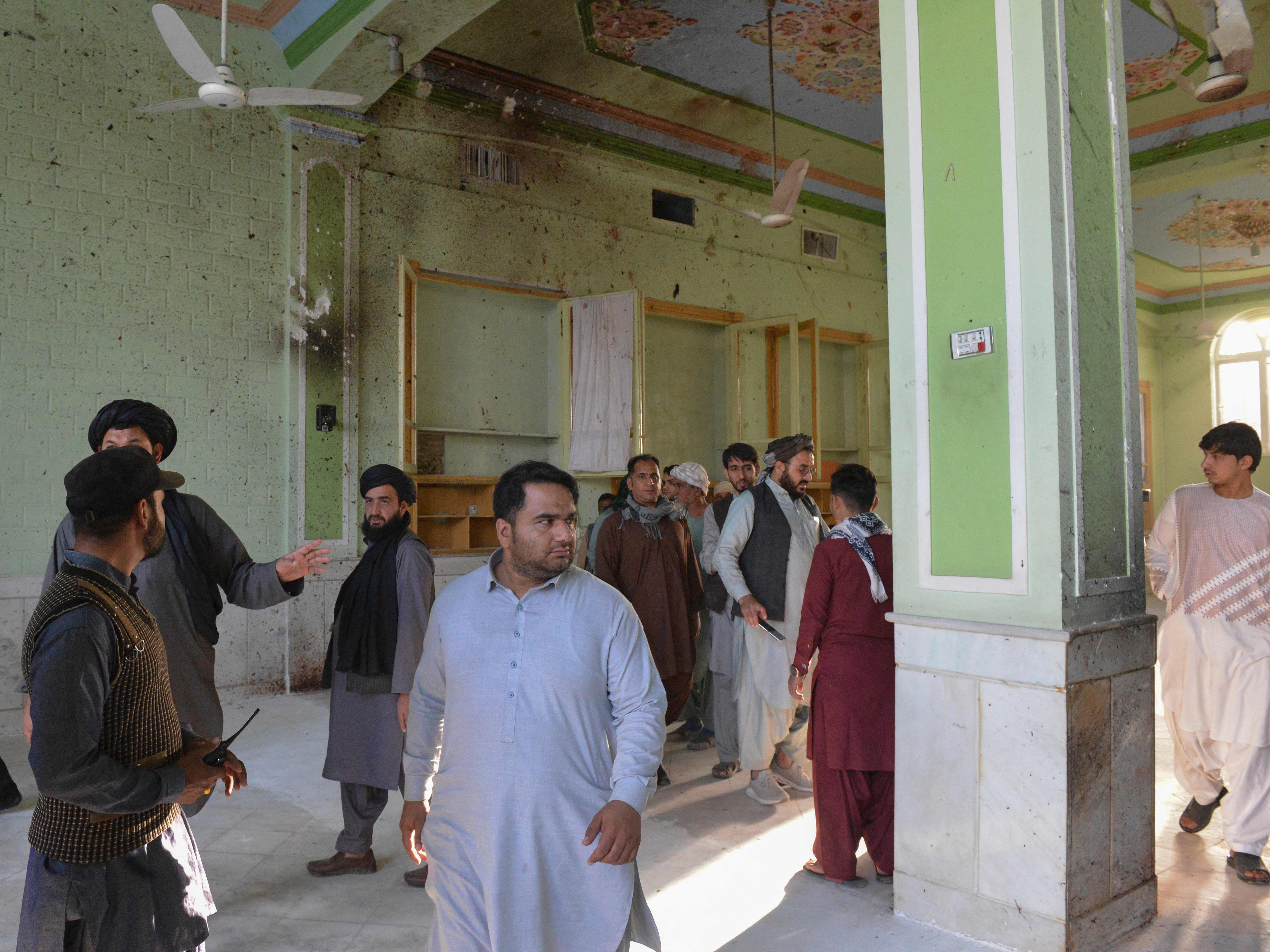 Pria Afghanistan berkumpul di masjid Syiah, Kandahar, 15 Oktober 2021, setelah serangan bom bunuh diri selama salat Jumat.