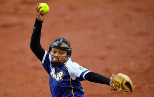 Atlet Softball Jawa Barat Qisty Hardiyanti.