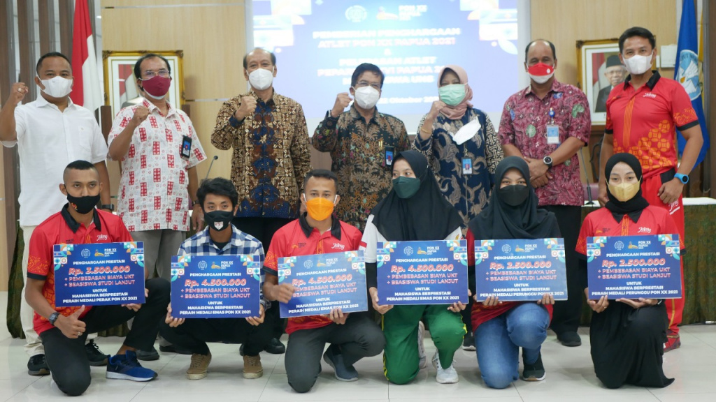 Rektor UNS Prof Jamal Wiwoho bersama mahasiswa peraih medali PON XX