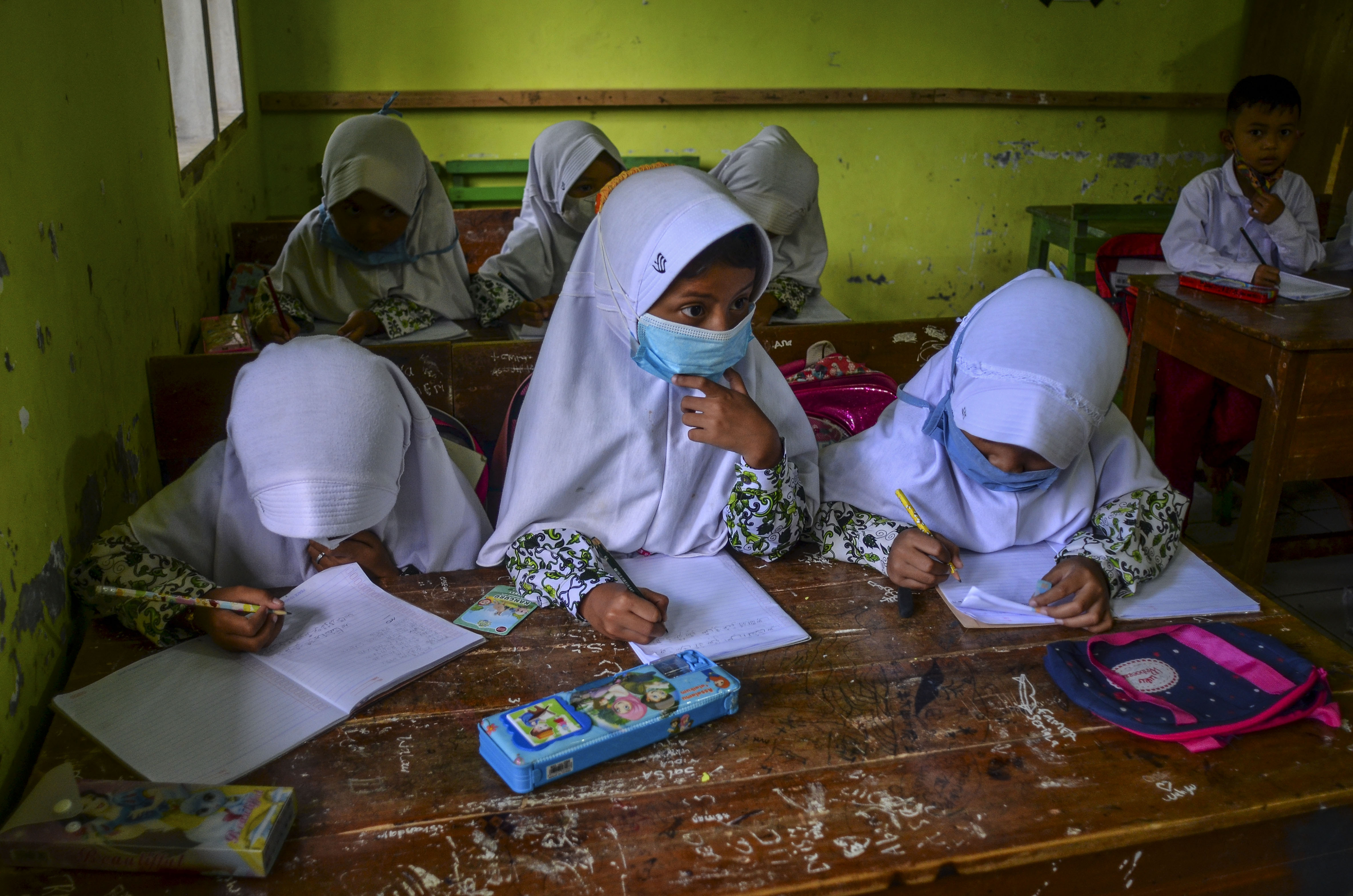 Siswa kelas I dan II mengikuti PTM terbatas di Madrasah Ibtidaiyah Pasawahan, Dusun Ciakar, Kabupaten Ciamis, Jawa Barat, Kamis (9/9/2021).