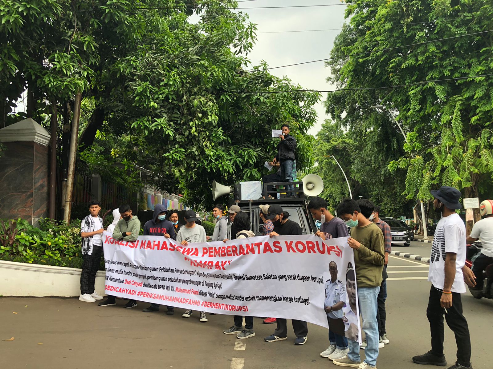 Koalisi Mahasiswa Pemberantas Korupsi (Kampak) menggelar aksi di depan Gedung Kejaksaan Agung, Kamis (28/10)