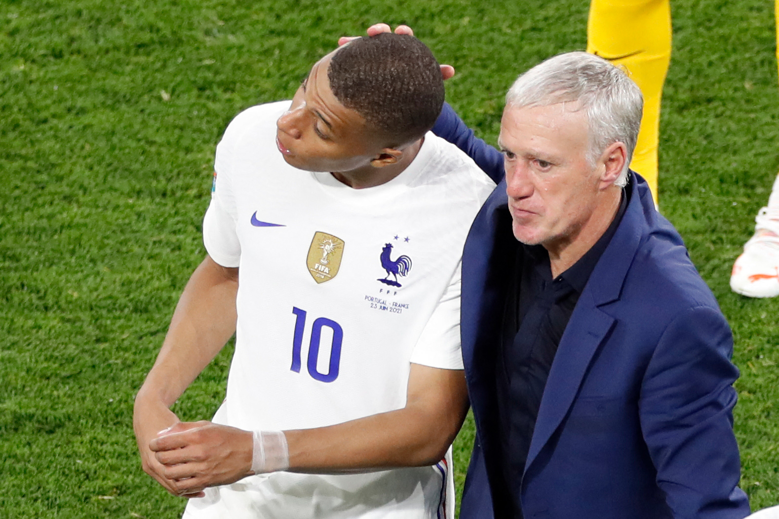 Penyerang timnas Prancis Kylian Mbappe (kiri) bersama pelatih Didier Deschamps.
