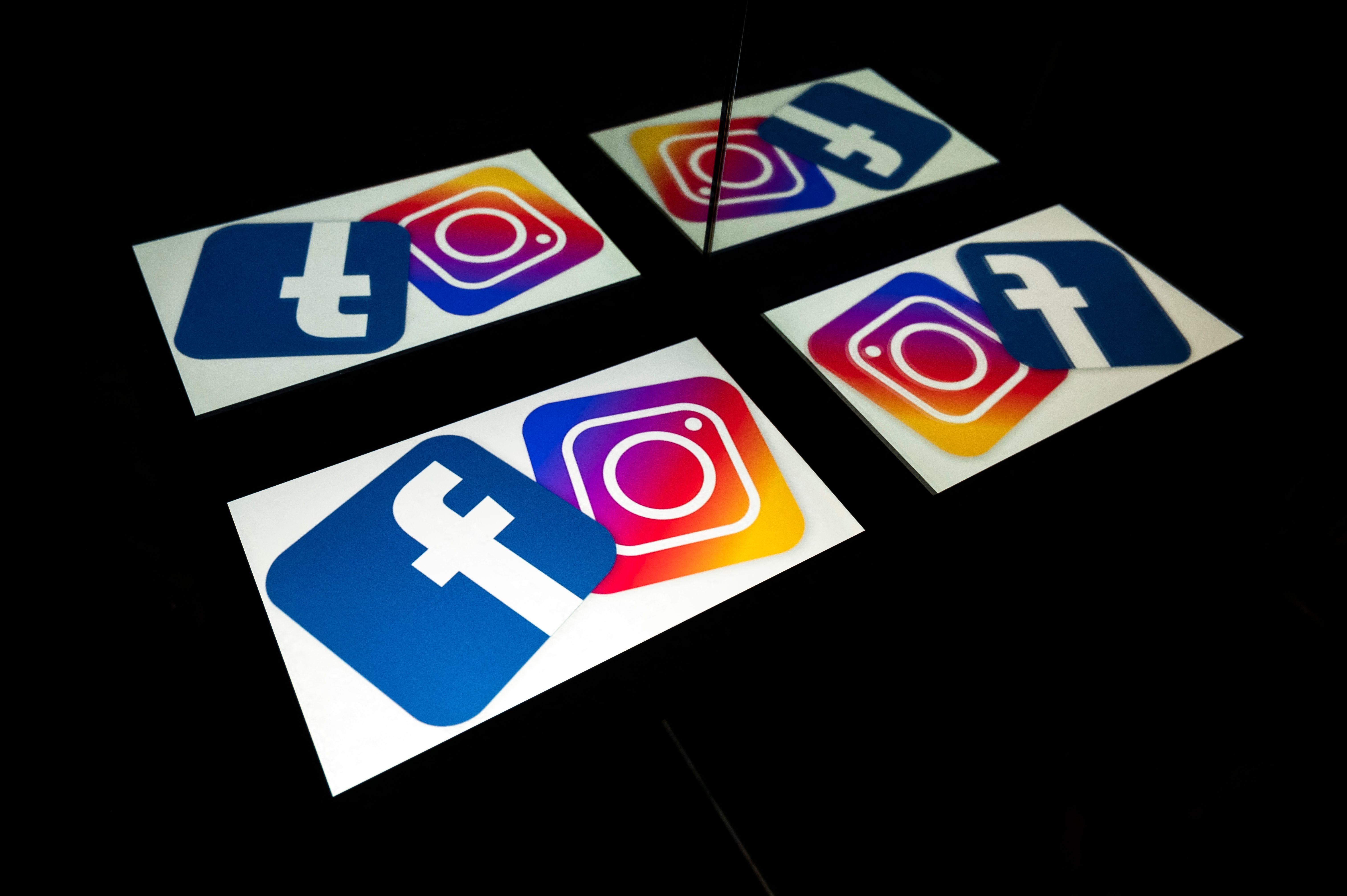 Logo Facebook dan Instagram terlihat di sebuah layar tablet.