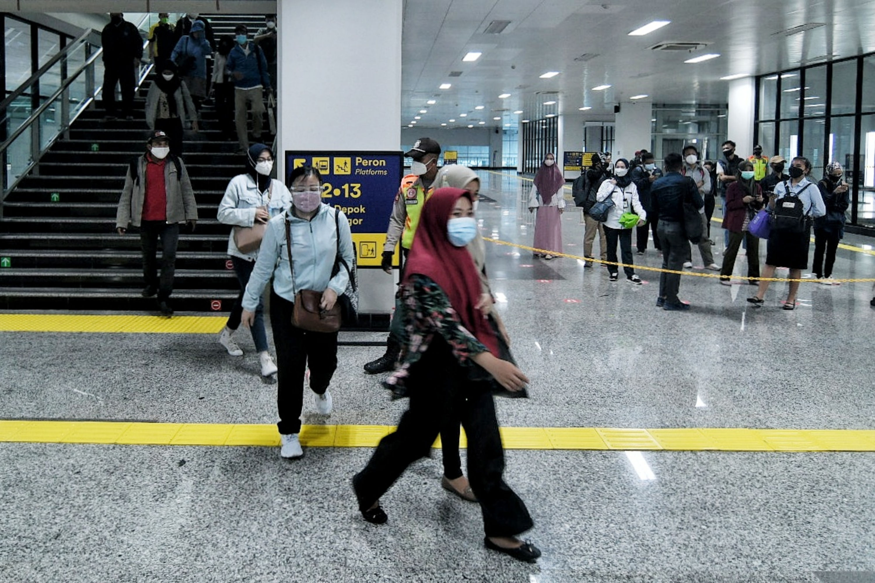 Calon penumpang saat berjalan menuju peron jalur layang (elevated track) di Stasiun Manggarai, Jakarta.