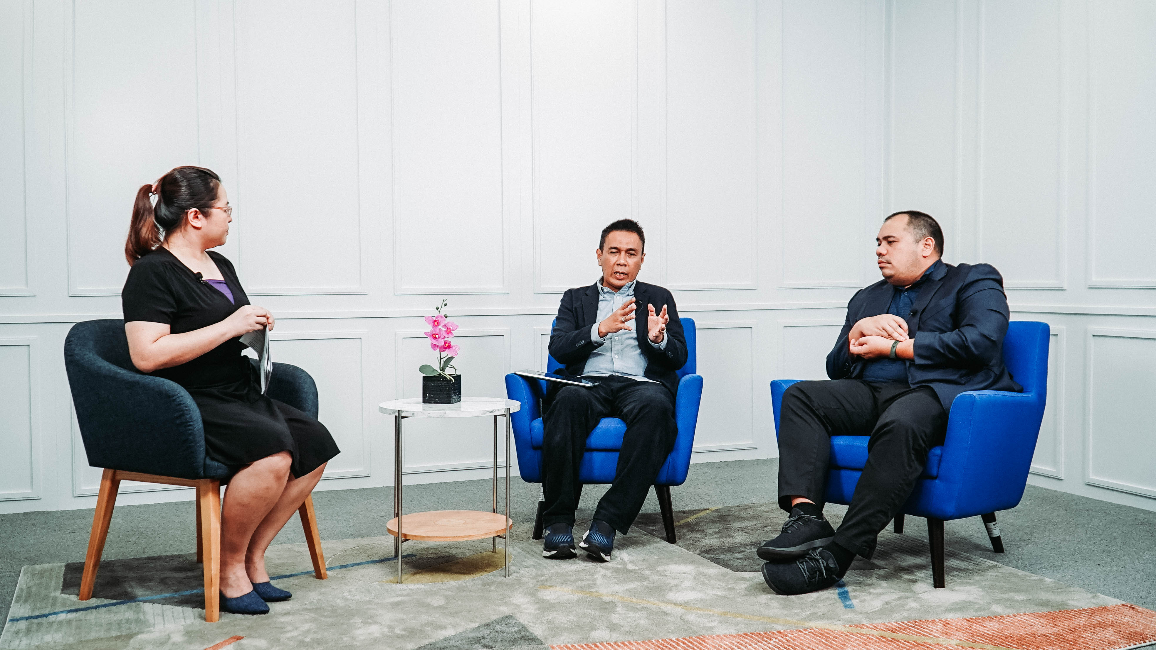 Dirut Bank Banten Agus Syabarrudin (tengah) bersama komisaris BEI Pandu Sjahrir. 