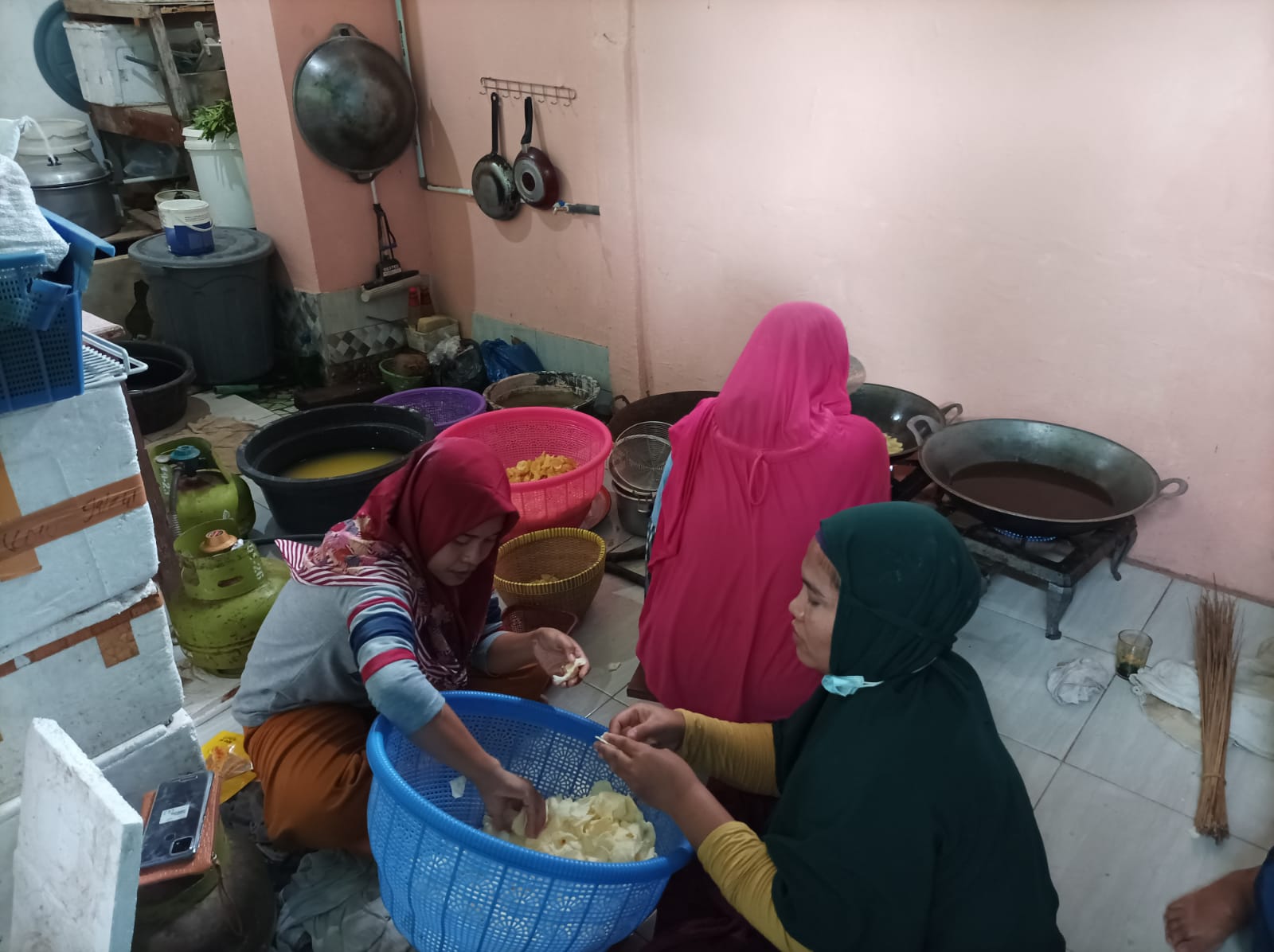 Kelompok wanita tani (KWT) mengolah hasil pertanian singkong menjadi keripik di Lombok Tengah, Nusa Tenggara Barat. 