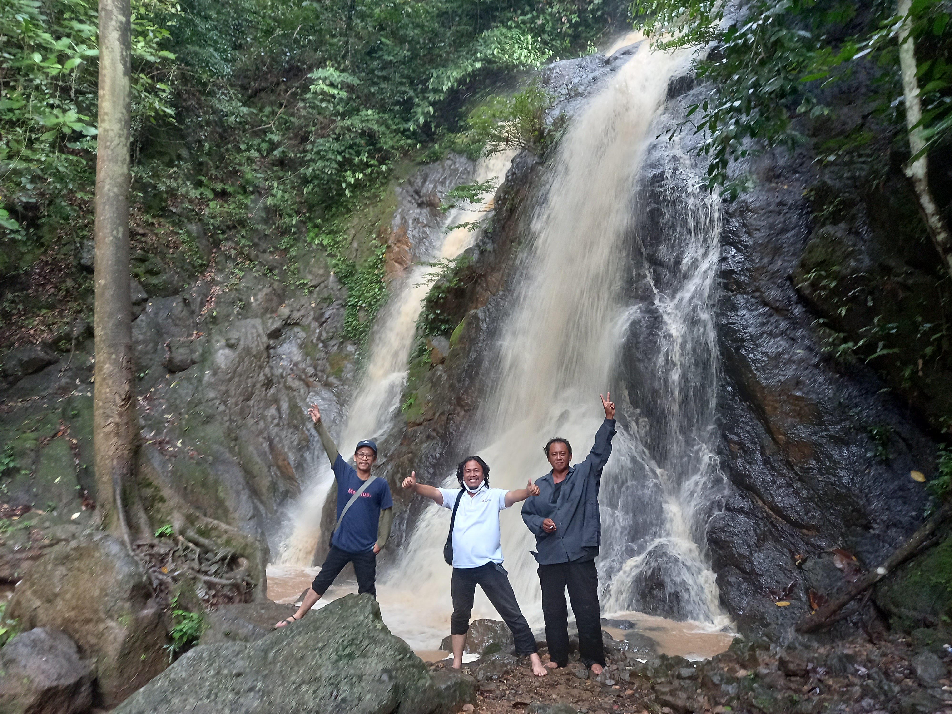 Sejumlah wisatawan berpose di depan Air Terjun Lano di Pegunungan Meratus, Kalsel.