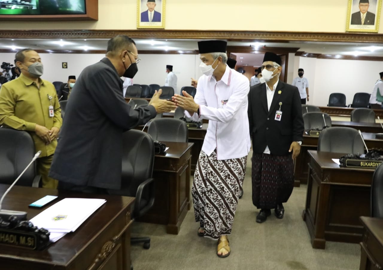 Gubernur Jawa Tengah Ganjar Pranowo berpakaian ala santri 