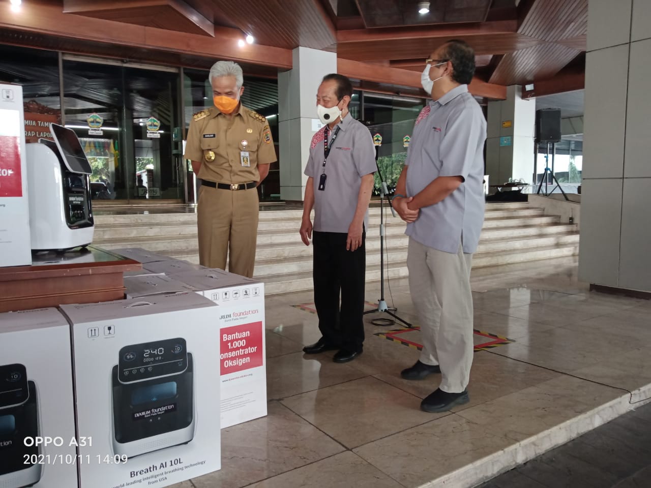 Gubernur Jawa Tengah Ganjar Pranowo menerima sumbangan dari Djarum Foundation