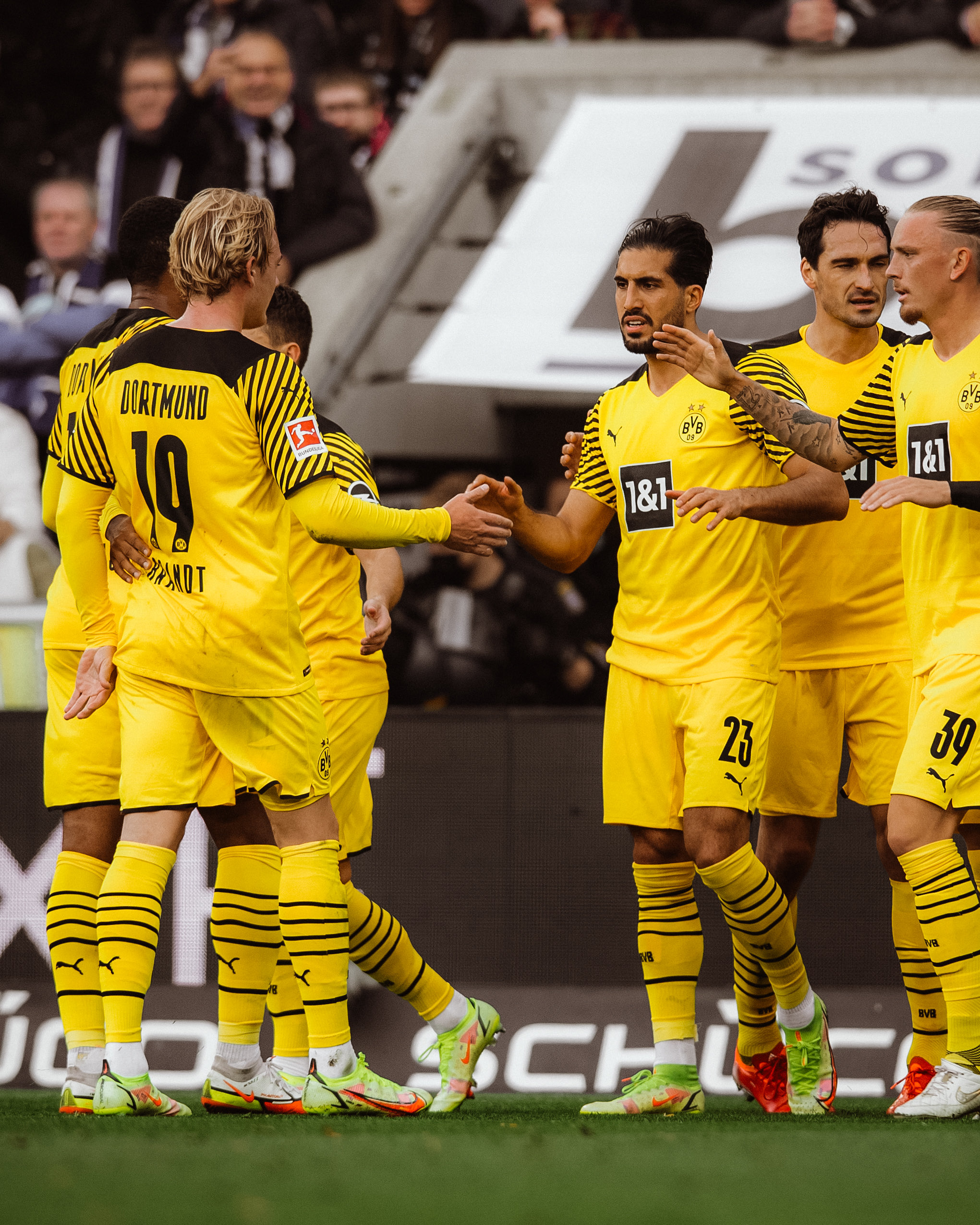 Pemain Borrusia Dortmund merayakan kemenangan