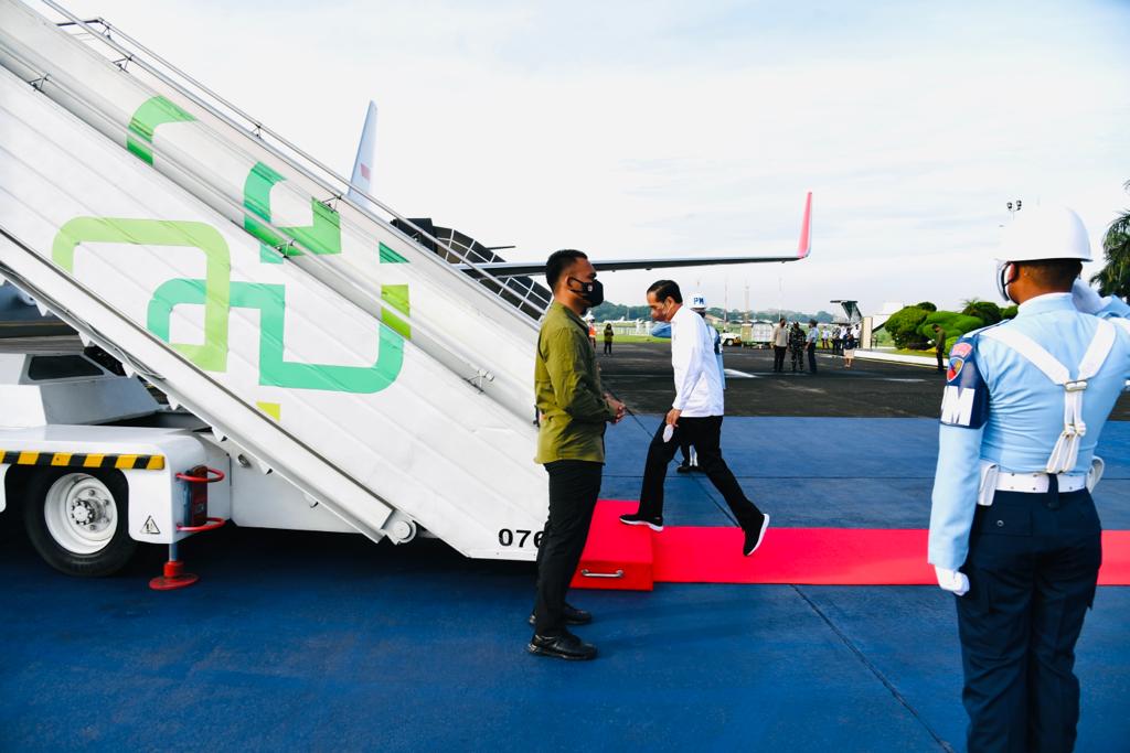Presiden Joko Widodo menaiki pesawat kepresidenan di Bandara Halim Perdanakusuma menuju Kalimantan Utara.