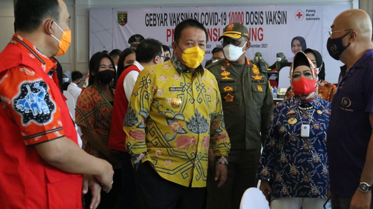 Gubernur Lampung Arinal Djunaidi (baju kuning)