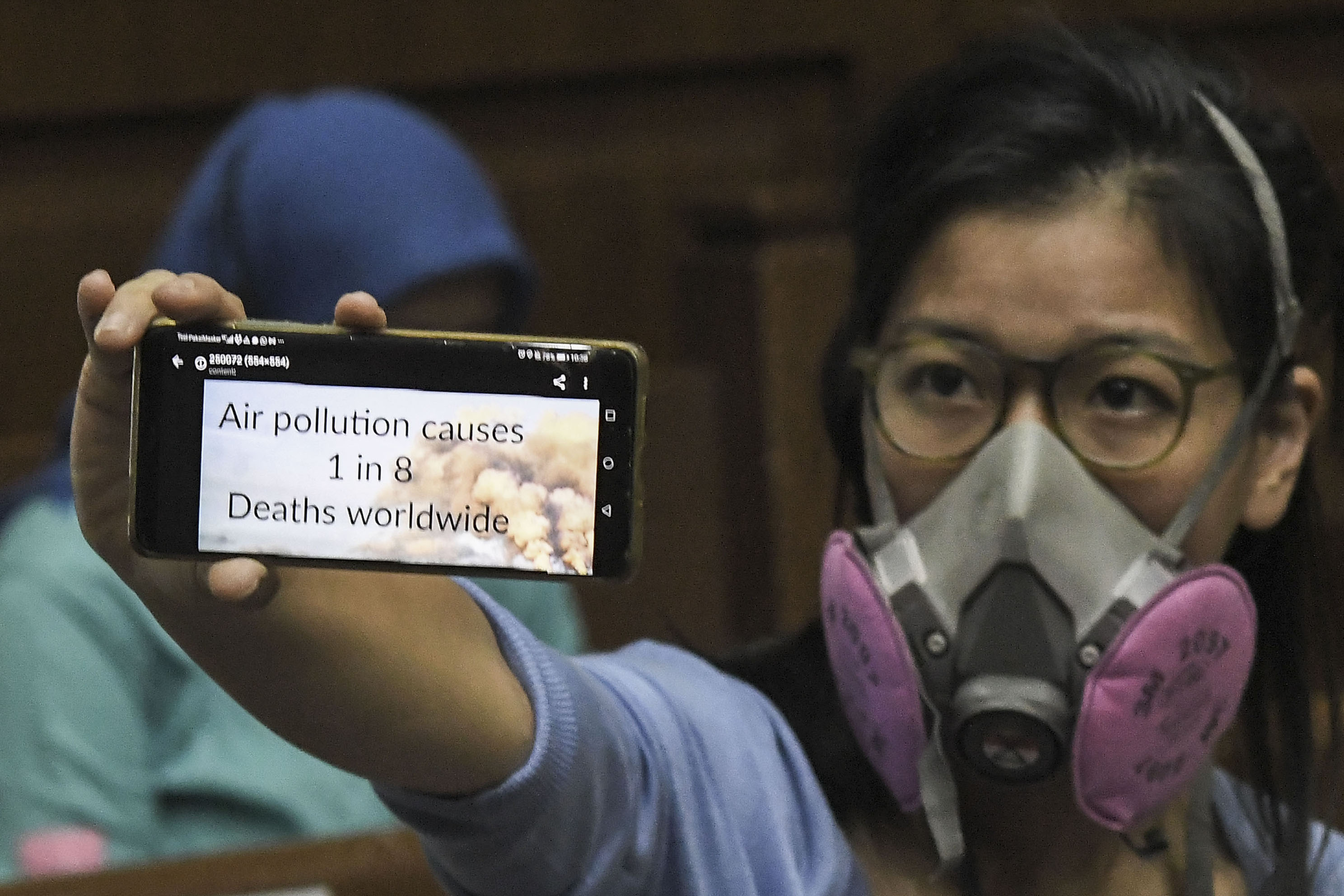 Aktivis Koalisi Ibu Kota sebelum sidang pembacaan putusan gugatan  polusi udara di Pengadilan Negeri Jakarta Pusat, Kamis (16/9/2021)