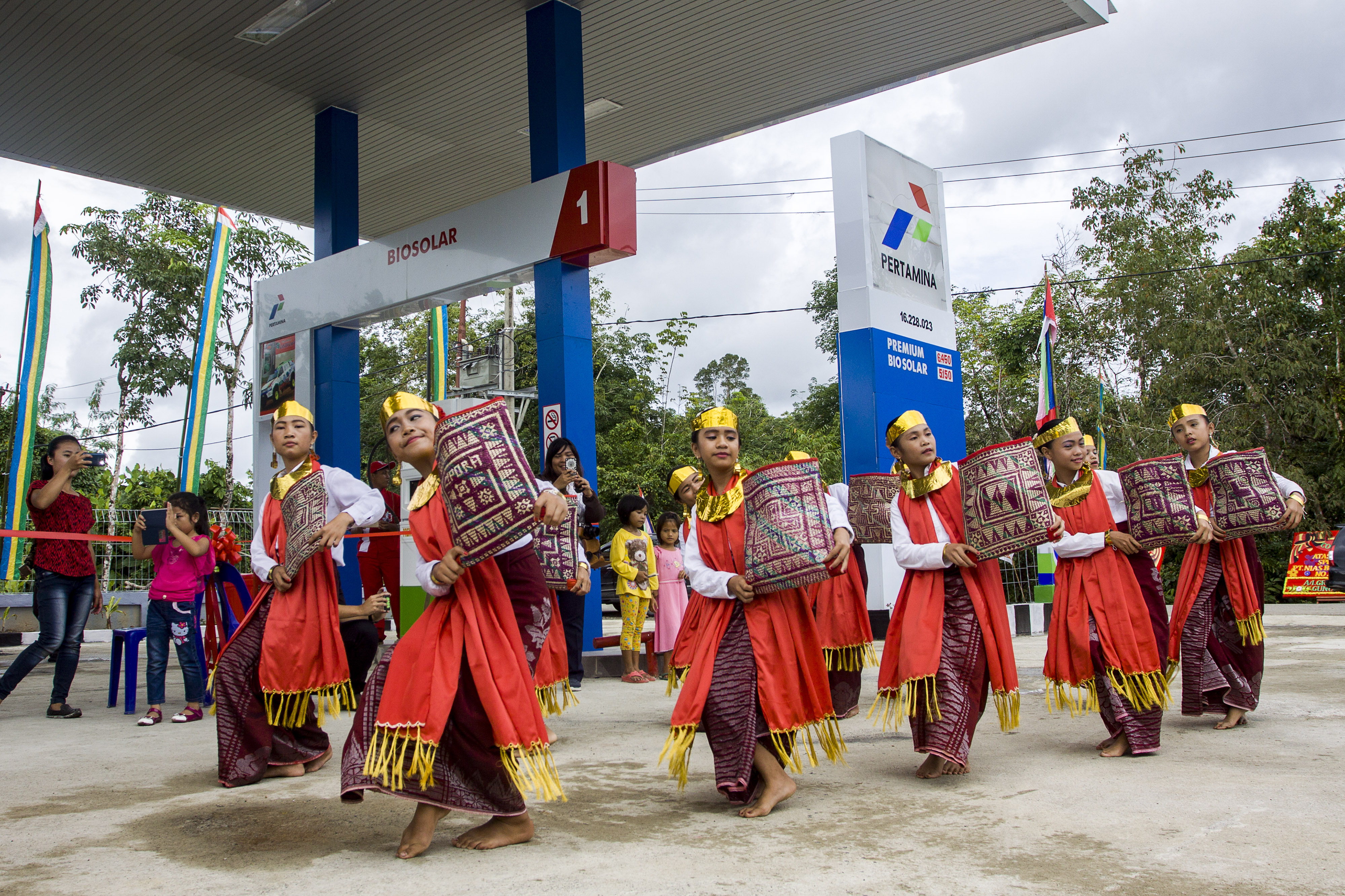 Sejumlah warga menari saat peresmian salah satu SPBU di Kabupaten Nias Barat, Sumatra Utara