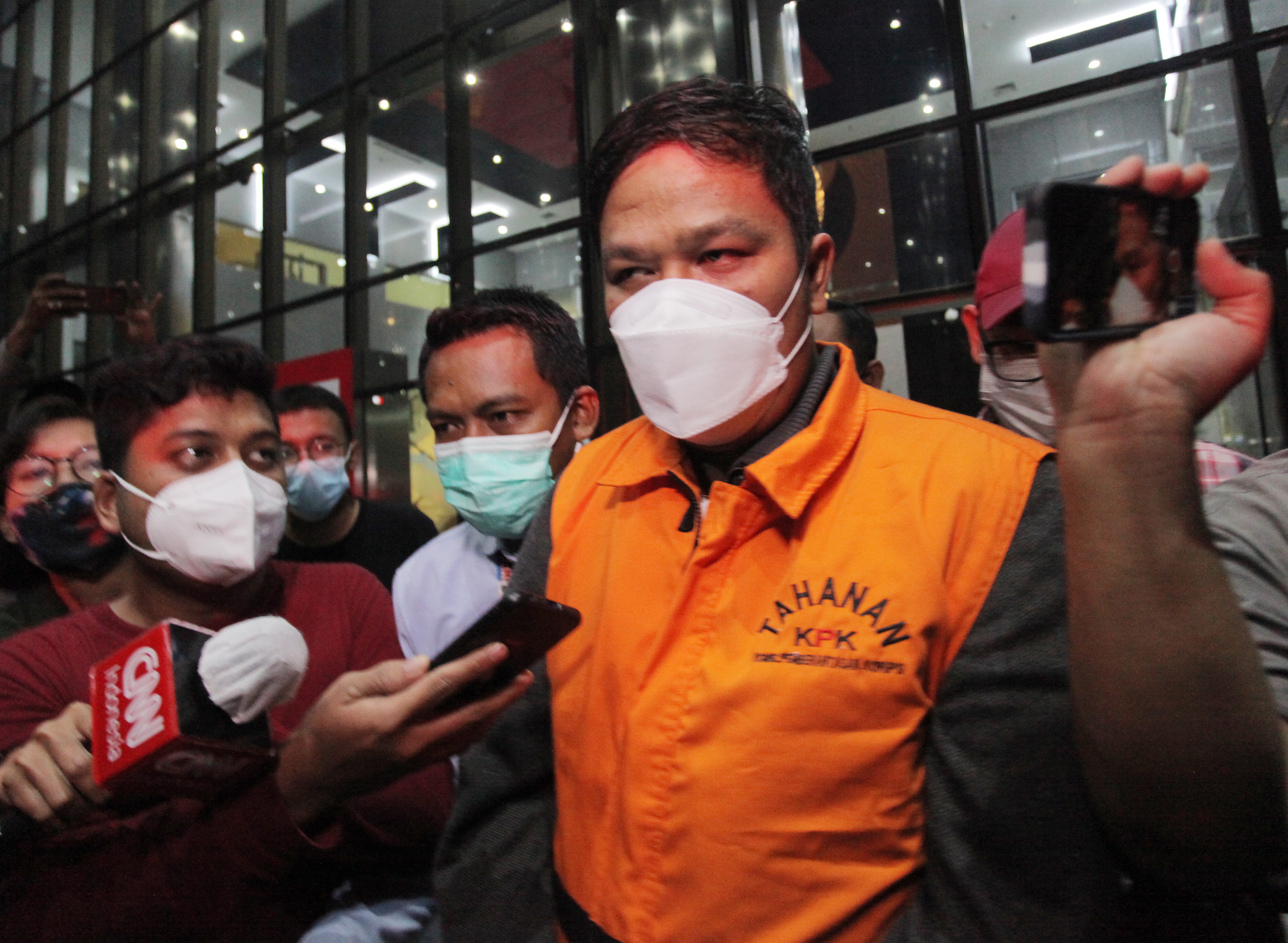 Bupati Kuantan Singingi Andi Putra mengenakan rompi tahanan KPK usai OTT kasus izin sawit