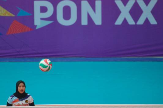 Pebola voli putri Jawa Barat Tisya Amallya melihat arah datangnya bola saat melawan tim Jawa Tengah.