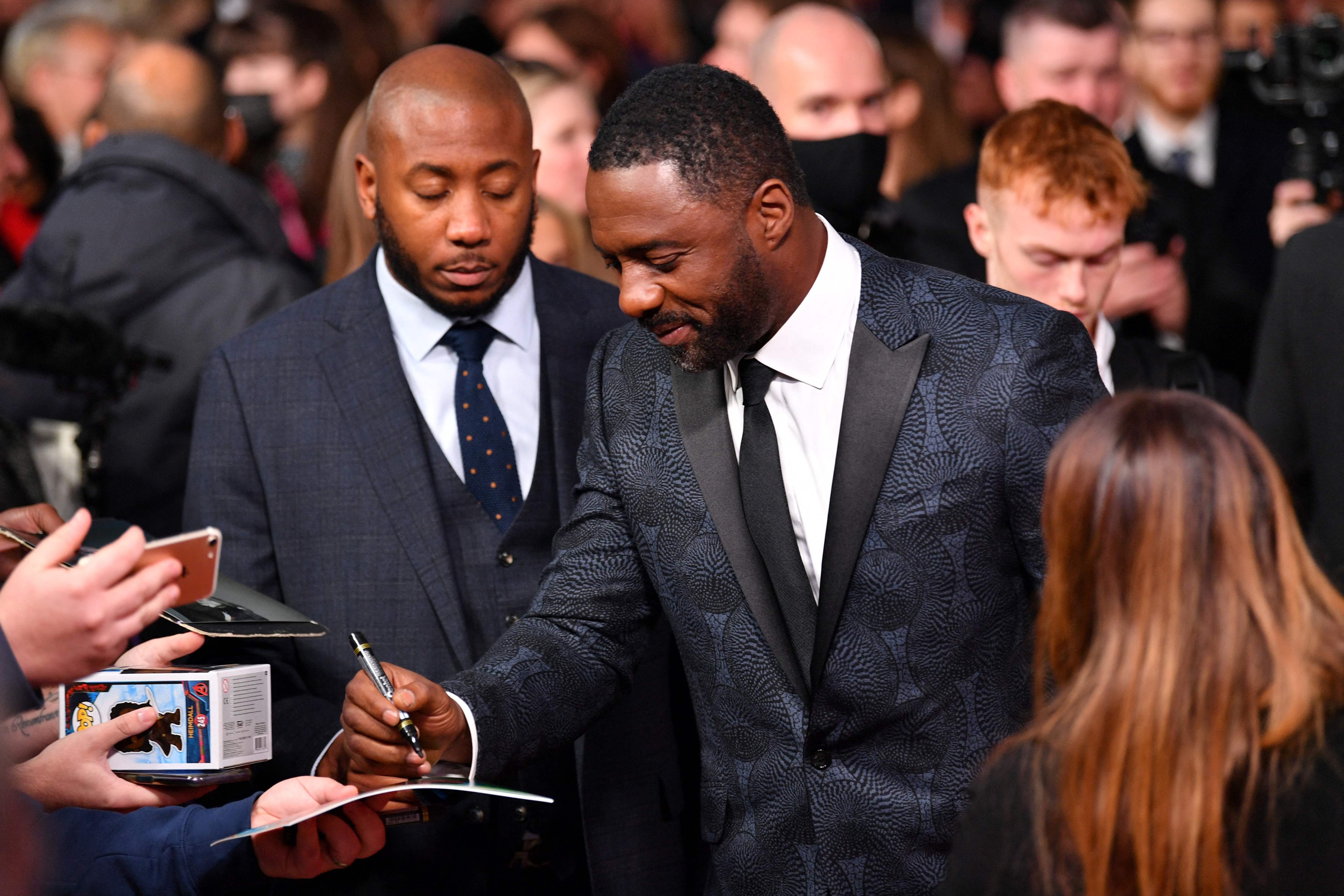 Aktor Idris Elba menyapa para penggemar saat tiba di Festival Film London
