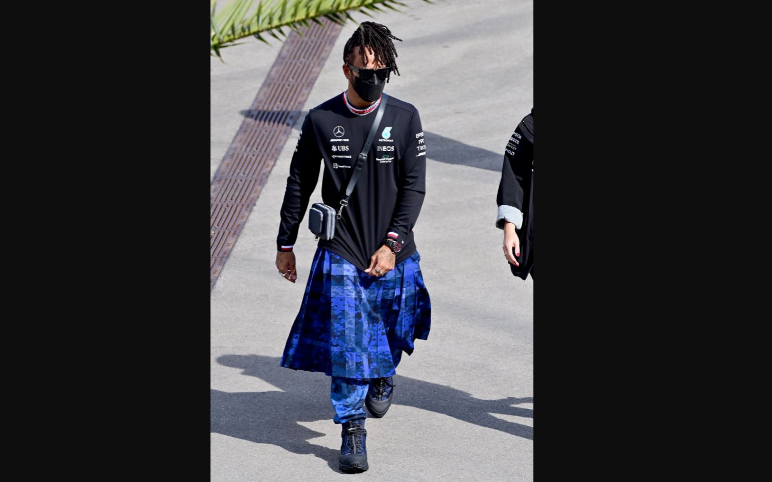 Lewis Hamilton Buktikan Kecintaan pada Fesyen dengan Hadiri Konferensi Pers Pakai Kilt