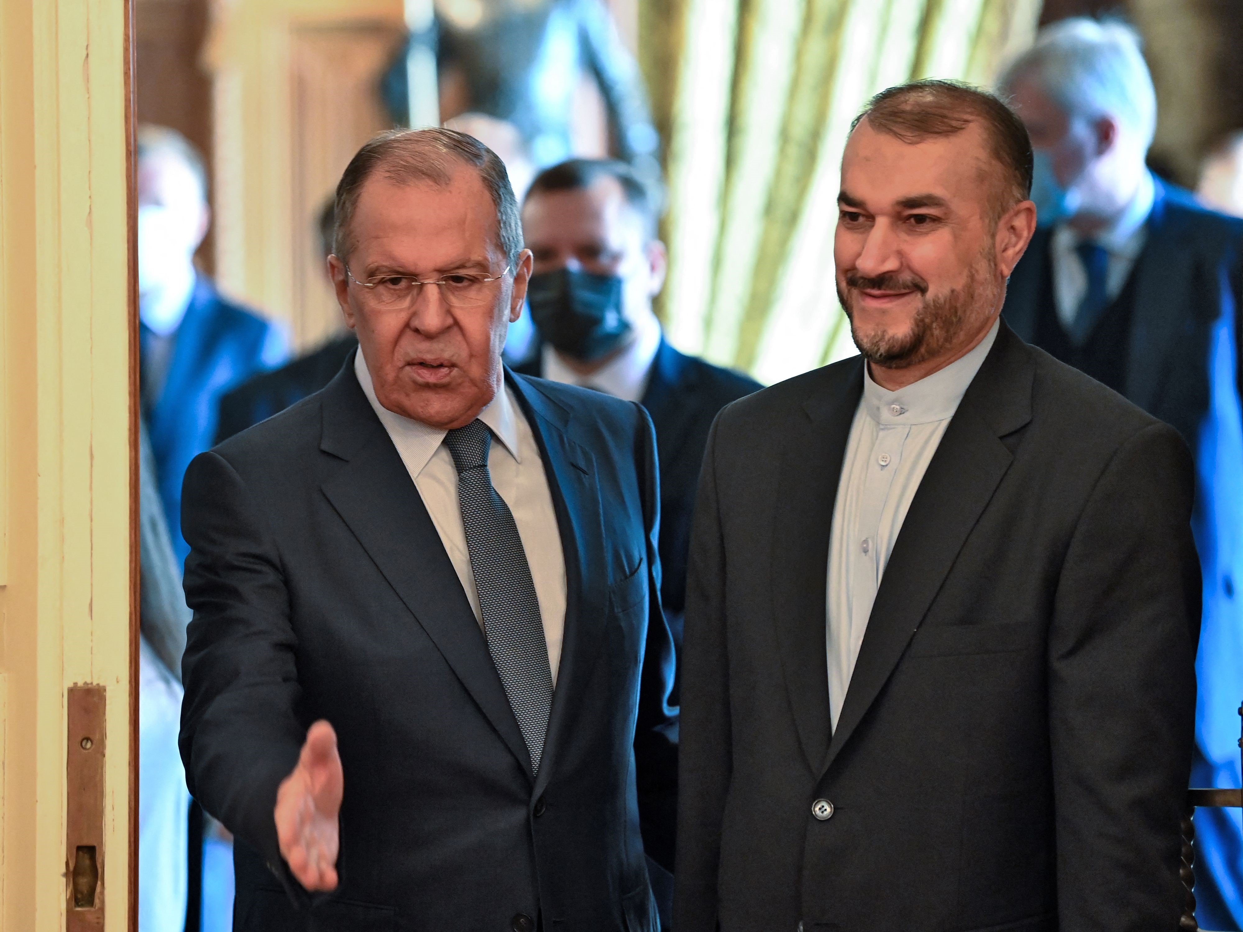 Menlu Rusia Sergei Lavrov menyambut Menlu Iran Hossein Amir-Abdollahian sebelum pertemuan mereka di Moskow, Rabu (6/10).