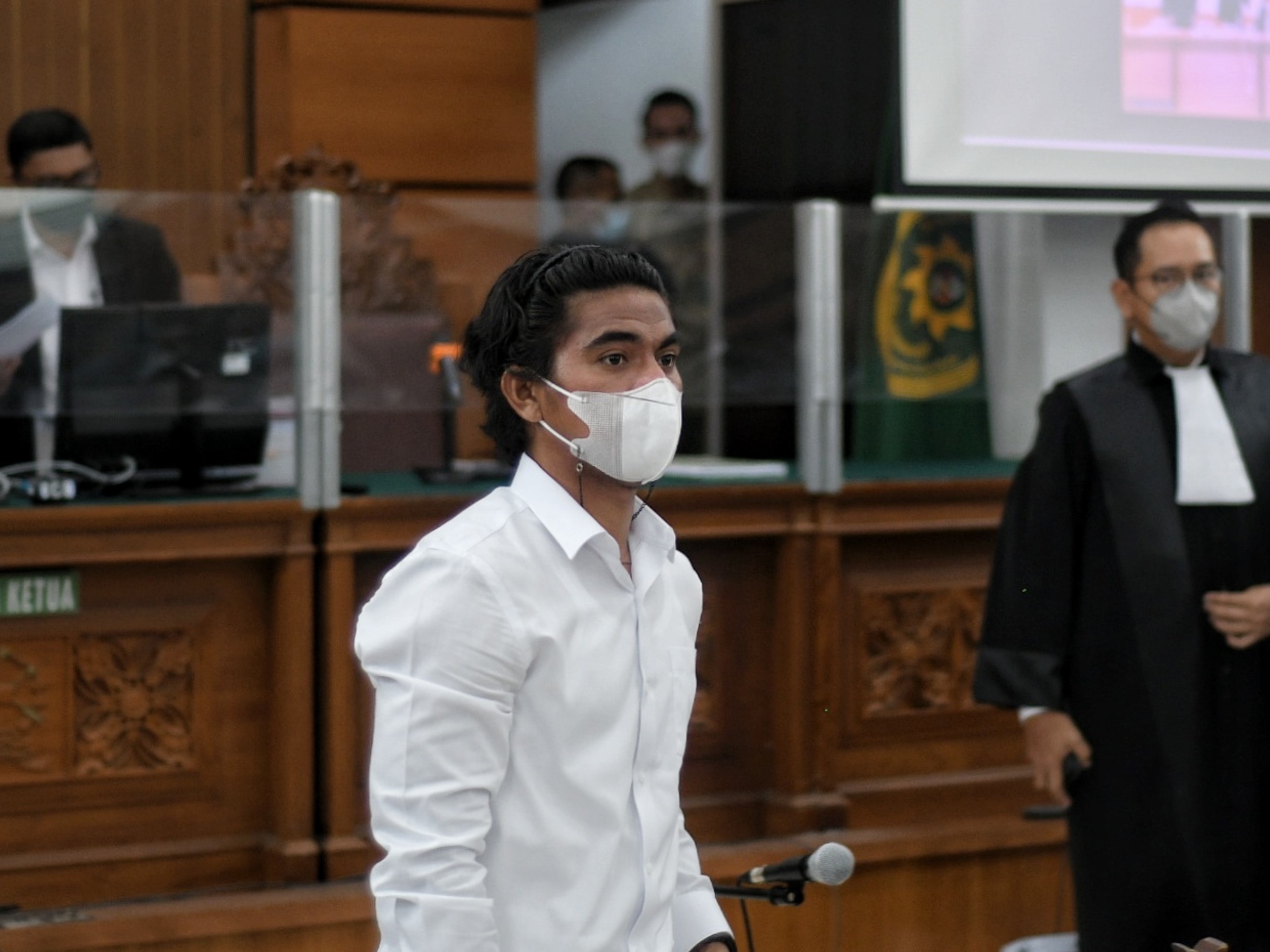 Terdakwa kasus unlawfull killling atau pembunuhan Laskar FPI yaitu Briptu Fikri Ramadhan saat menjalani sidang.