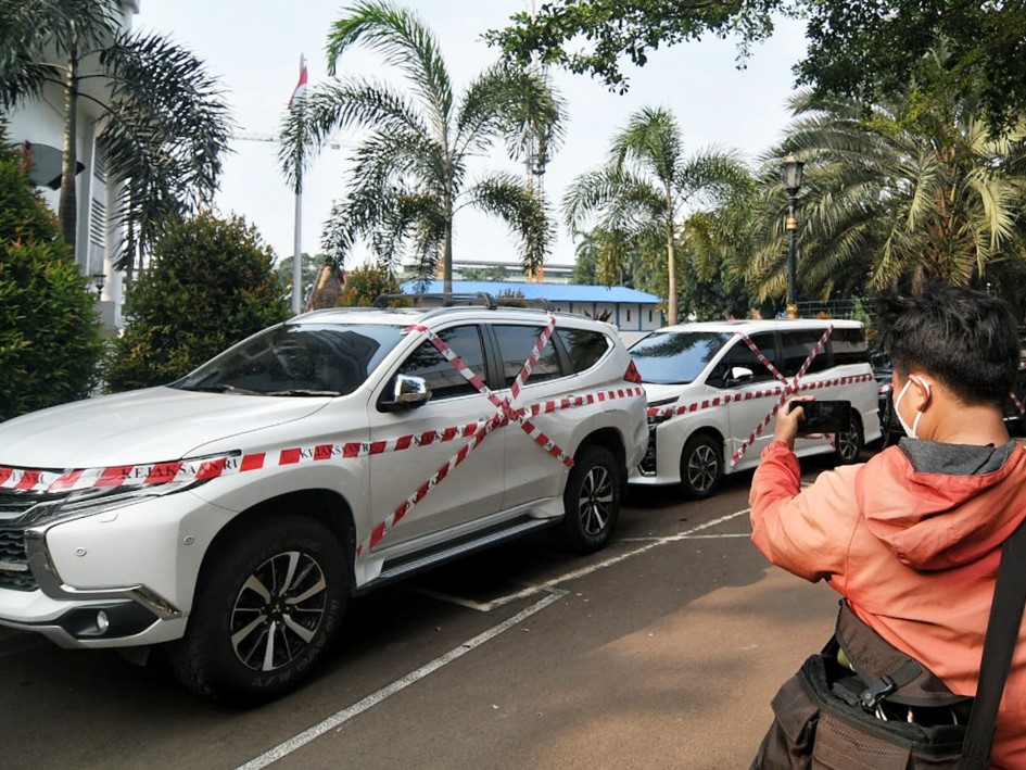 Wartawan sedang mempotret tiga kendaraan roda empat yang disita Kejaksaan Agung terkait kasus dugaan korupsi pembelian gas bumi.
