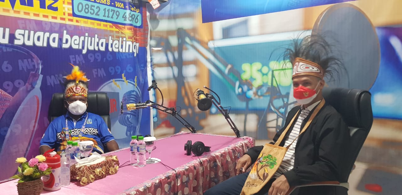 Gubernur Jateng Ganjar Pranowo hadir siaran di studio Radio Kenambai Umbai, Jayapura.  