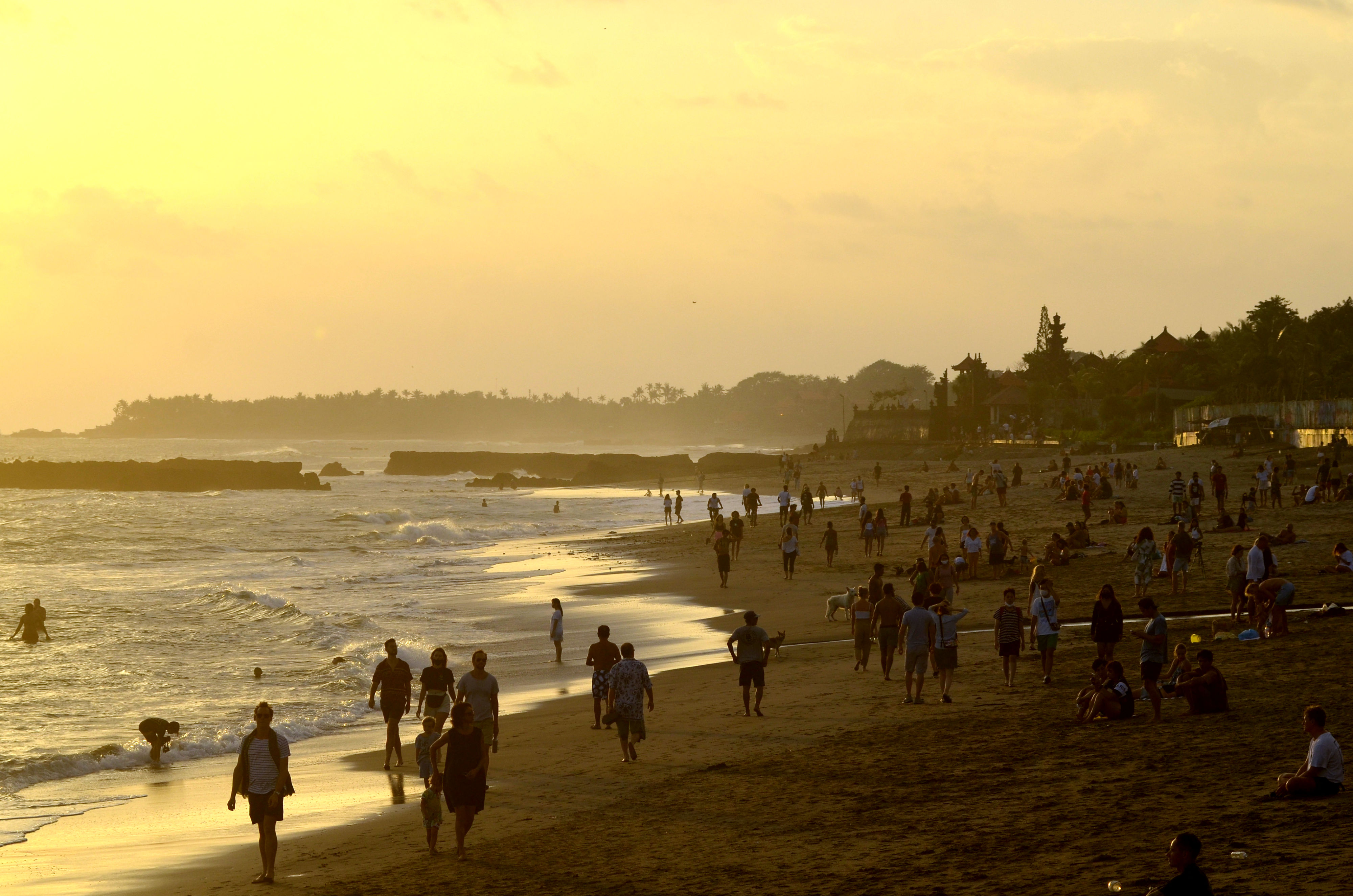 Wisatawan menikmati suasana sore di pantai Sanur, Bali.