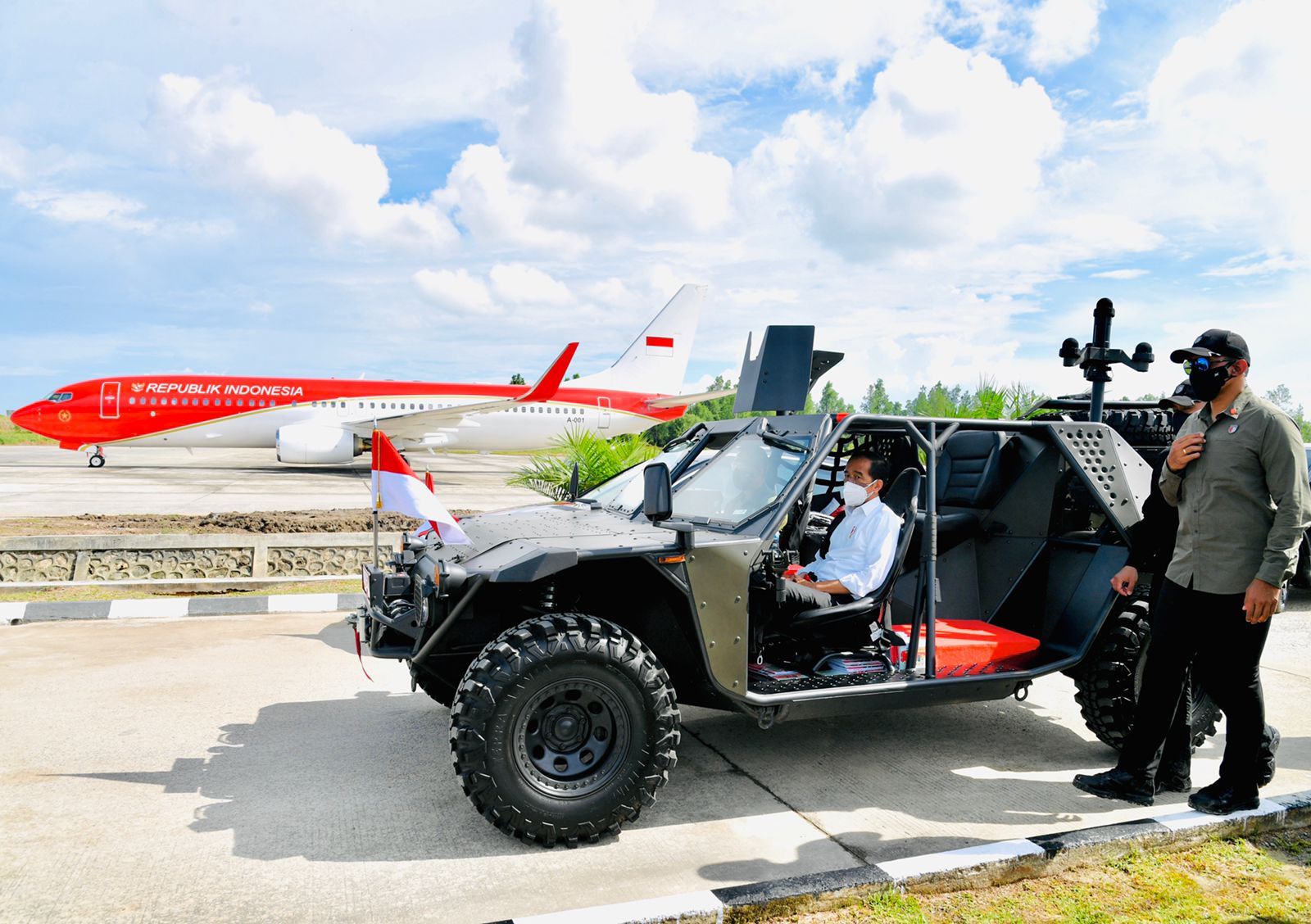 Presiden Jokowi menggunakan kendaraan taktis (rantis) P6 ATAV saat kunker ke Tarakan, Kaltara, Rabu (19/10)