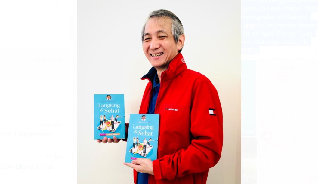 Michael Triangto dan buku barunya yang berjudul Langsing dan Sehat dengan Sports Therapy. 