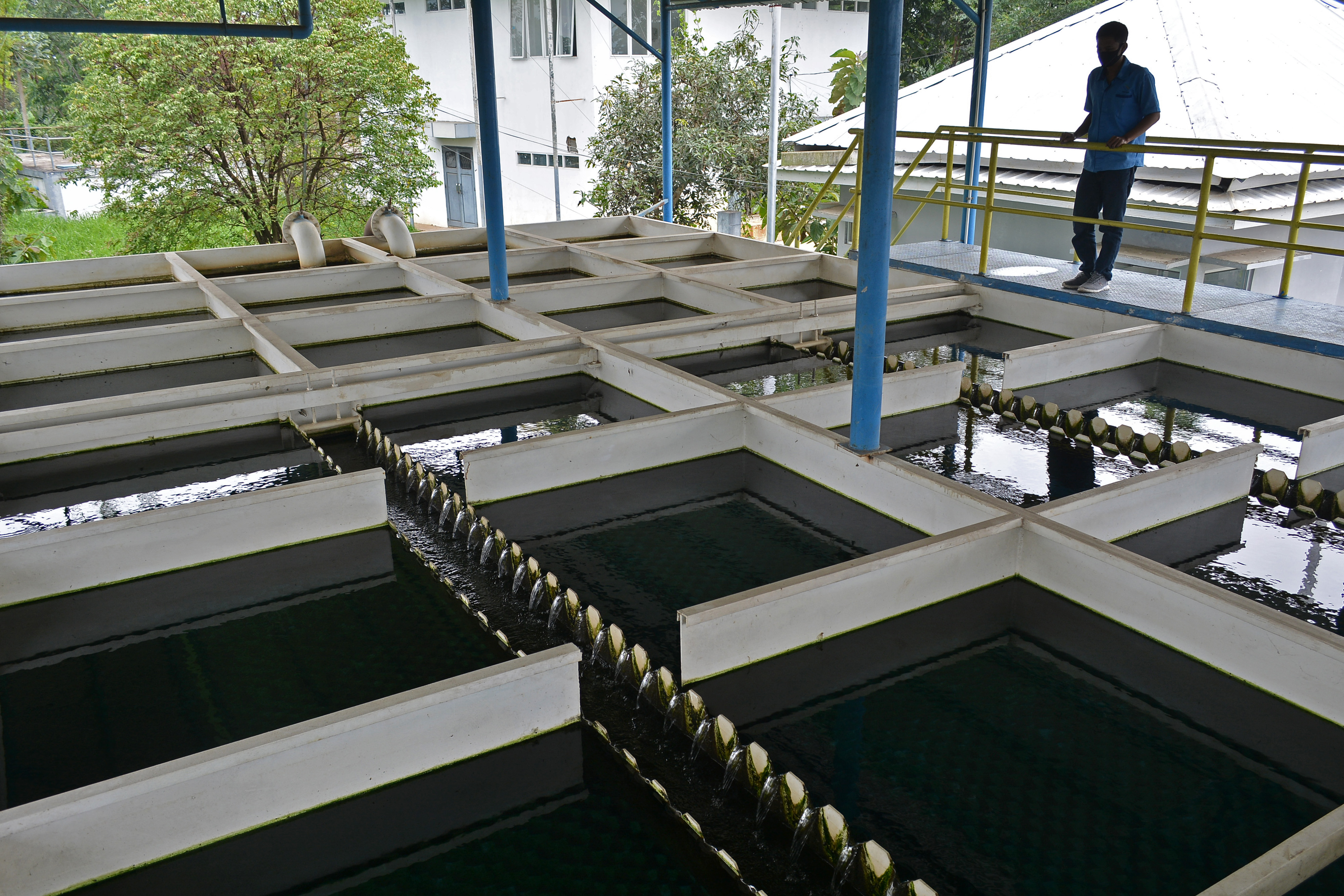 Karyawan mengamati kolam pengolahan air di SPAM milik Perumda Tirta Intan cabang Leuwigoong, Kabupaten Garut, Jawa Barat.