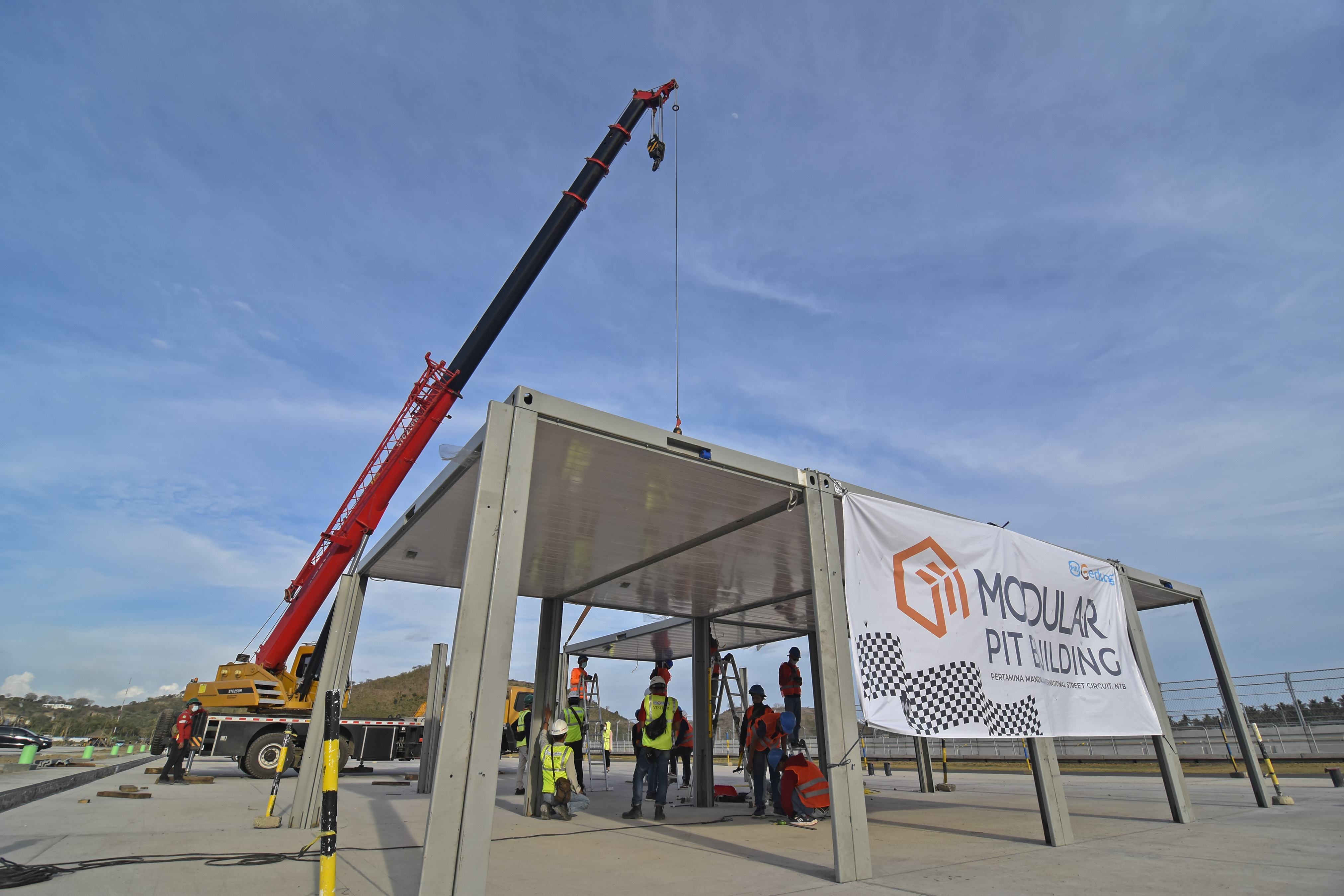 Pekerja memasang bangunan 