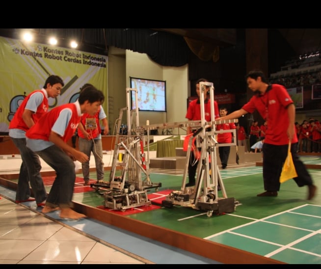 KONTES ROBOT: mahasiswa, berlaga dalam Kontes Robot Cerdas Indonesia (KRCI) dI Universitas Gadjah Mada, Yogyakarta